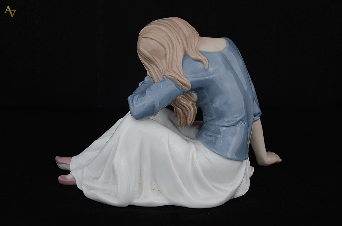 Estatueta de porcelana espanhola representando moça meditando. Altura... - foto 2 de 2