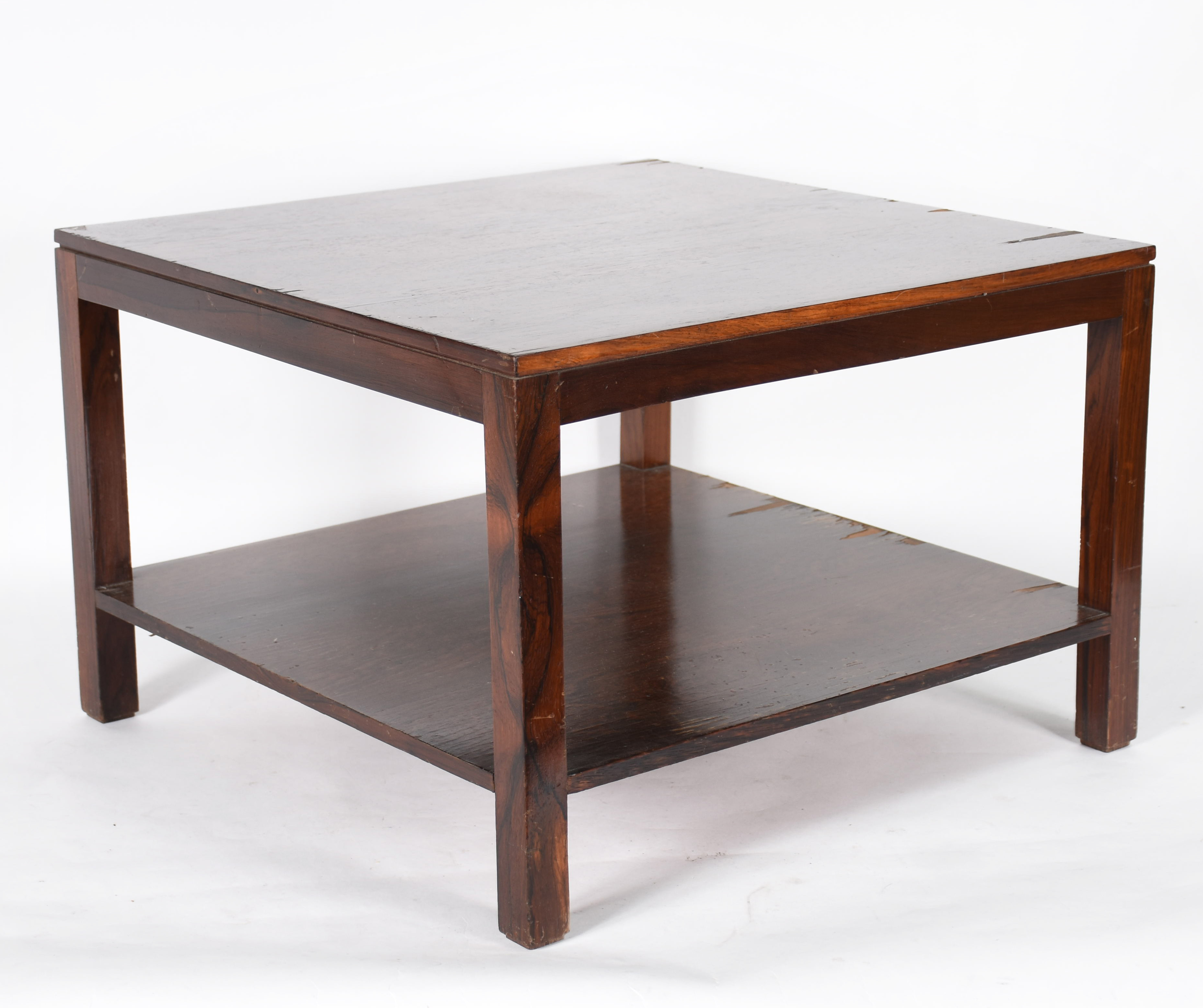Mesa quadrada com estrutura da madeira folheada, platô inferior... - foto 1 de 4