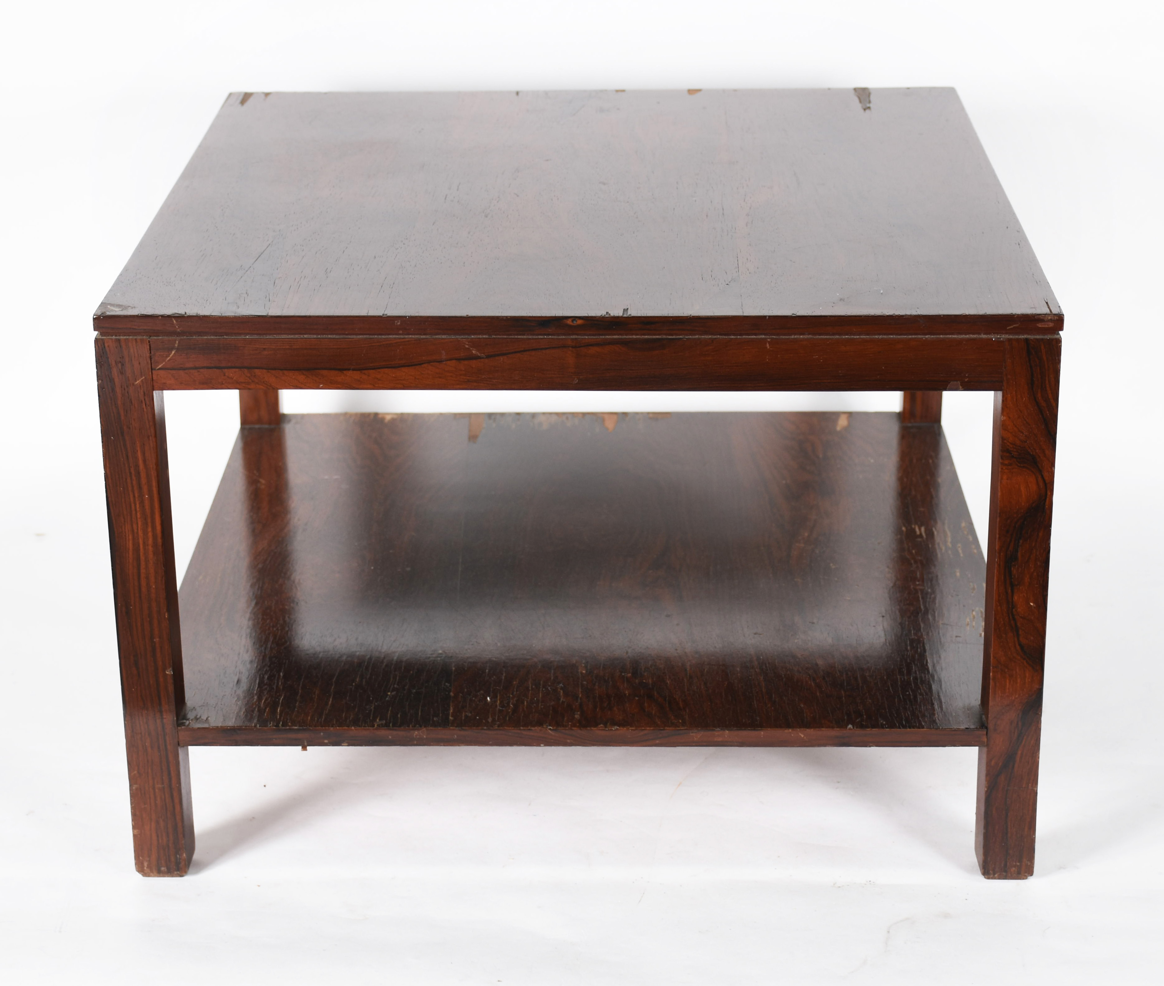 Mesa quadrada com estrutura da madeira folheada, platô inferior... - foto 2 de 4