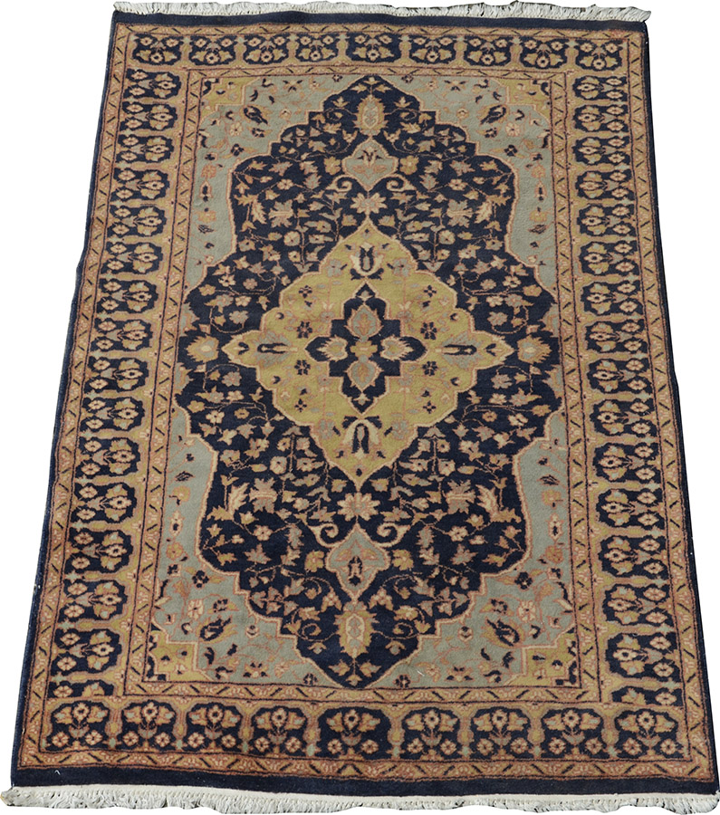 Tapete Pakistan. Medidas 1,87 x 1,24 m.