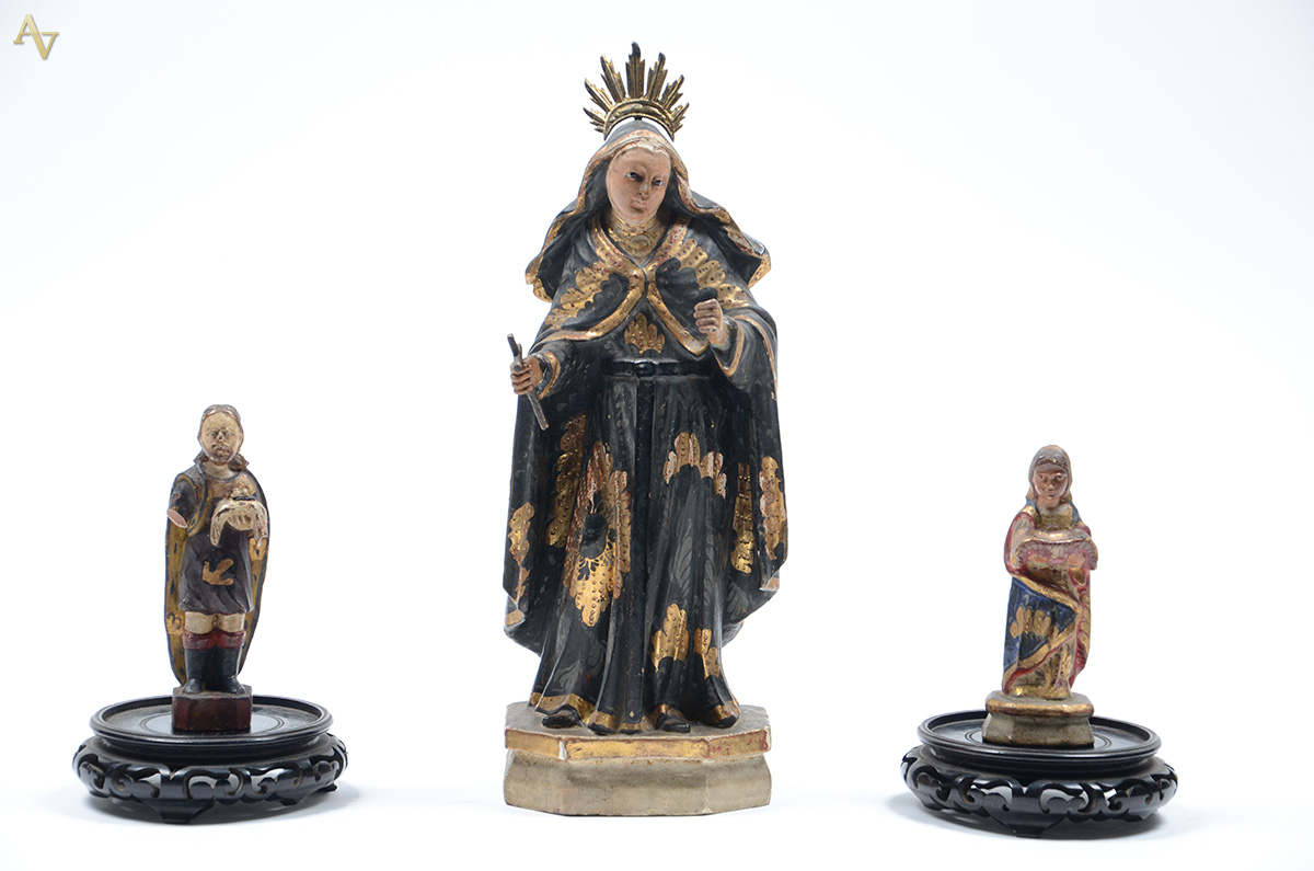 Três imagens de madeira, sendo uma Nossa Senhora com olhos de vidro... - foto 2 de 2