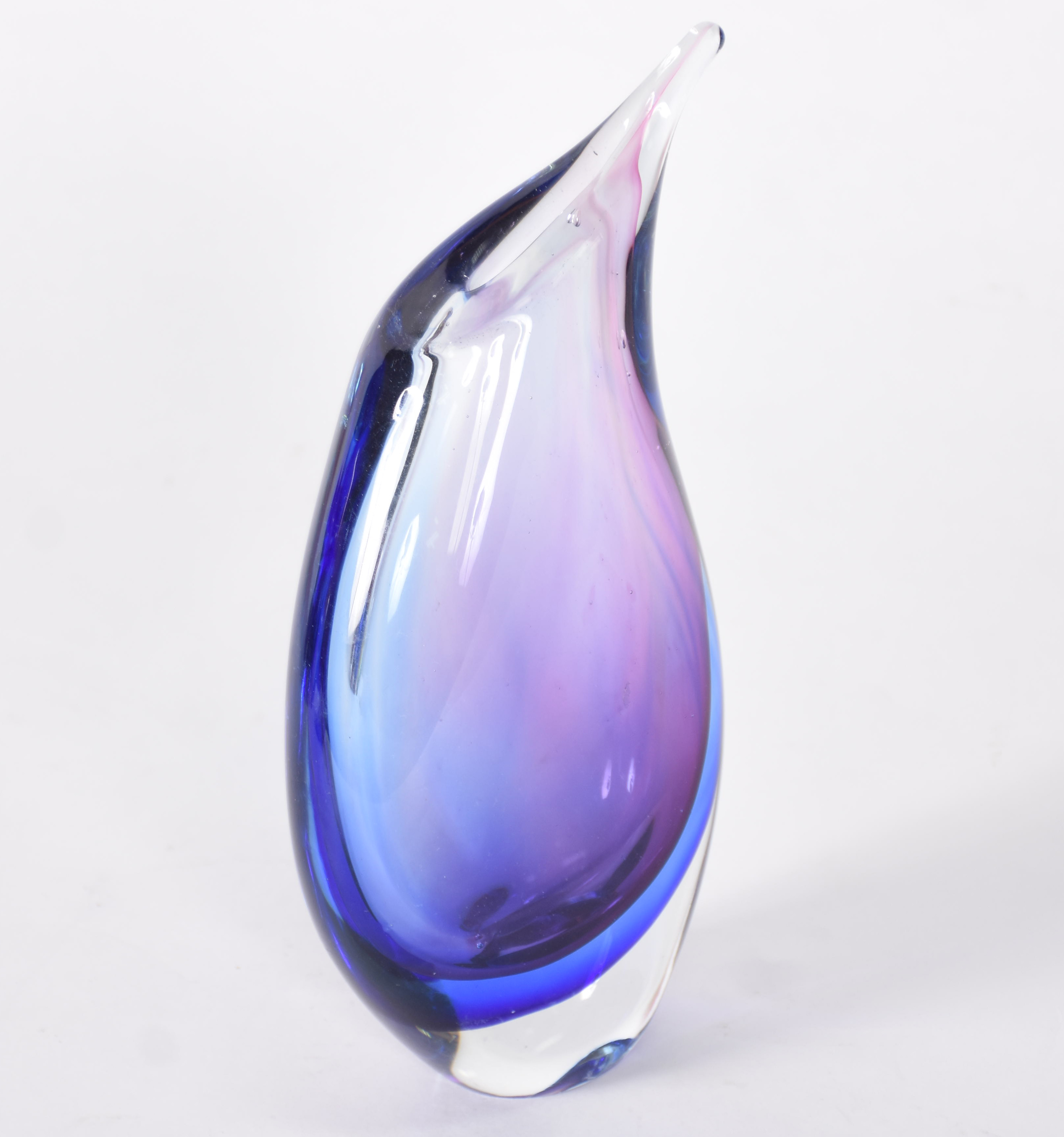 Jarro decorativo de vidro lilás transparente com borda em forma de... - foto 2 de 3