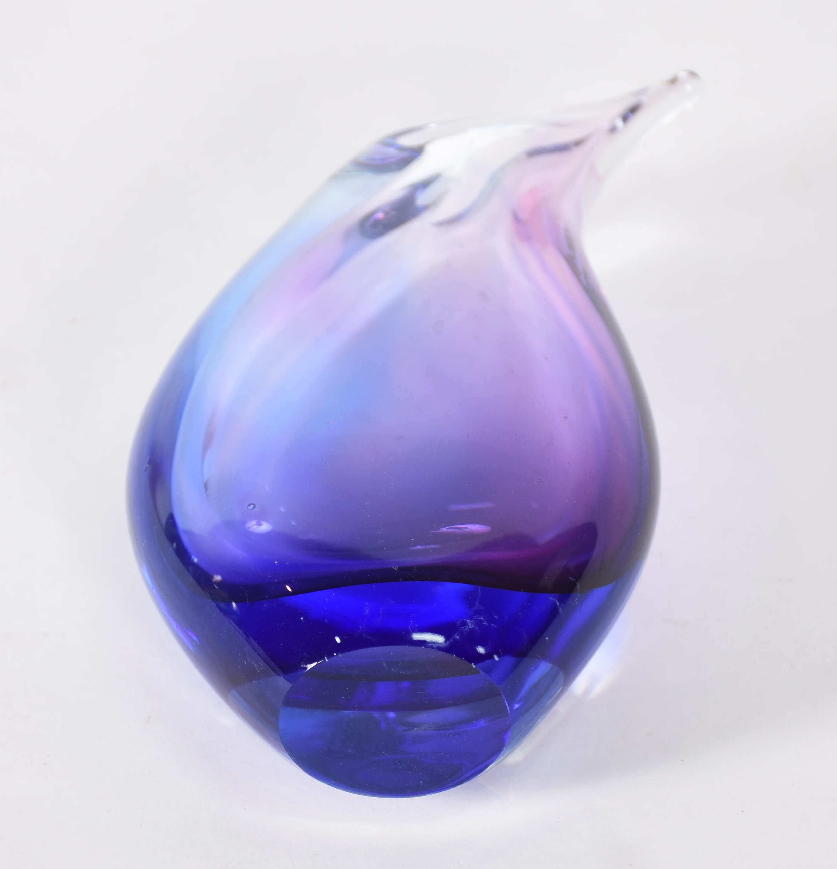 Jarro decorativo de vidro lilás transparente com borda em forma de... - foto 3 de 3
