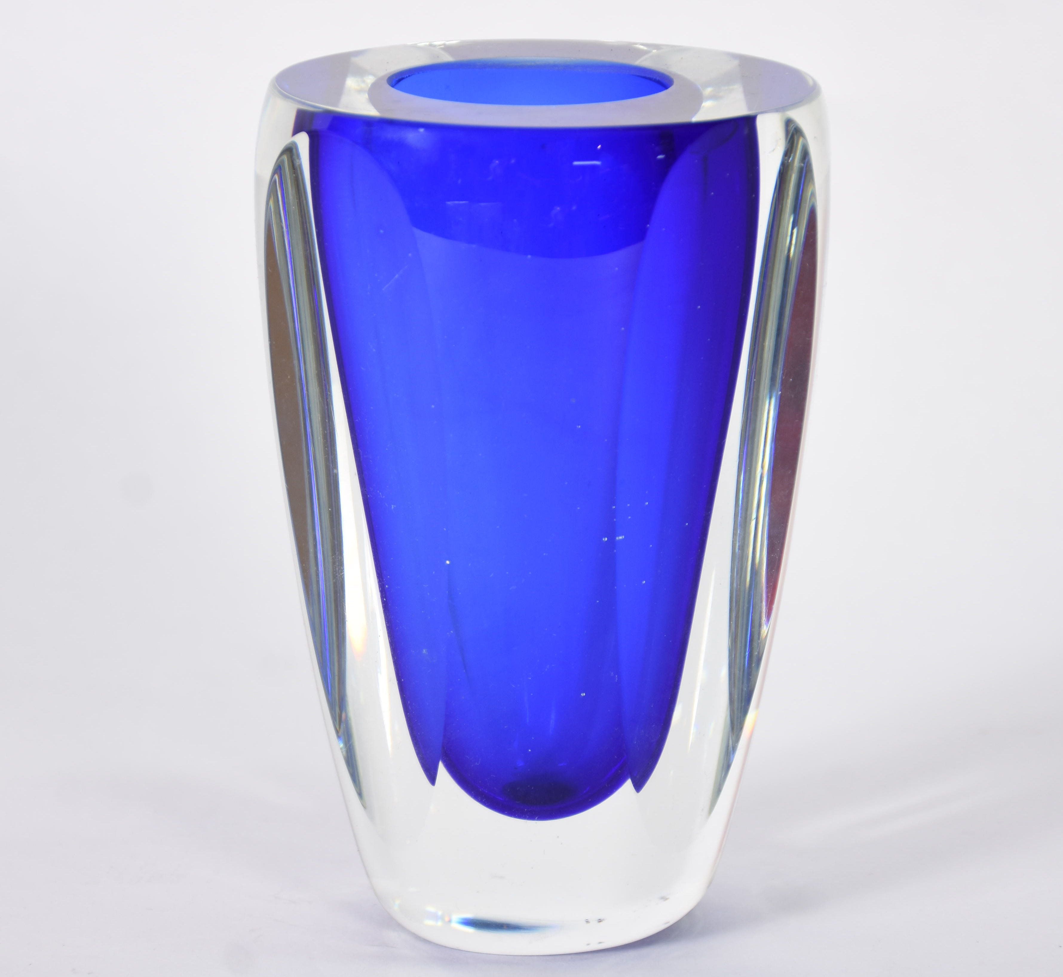 Jarro decorativo de vidro com detalhe em azul transparente. - foto 1 de 3