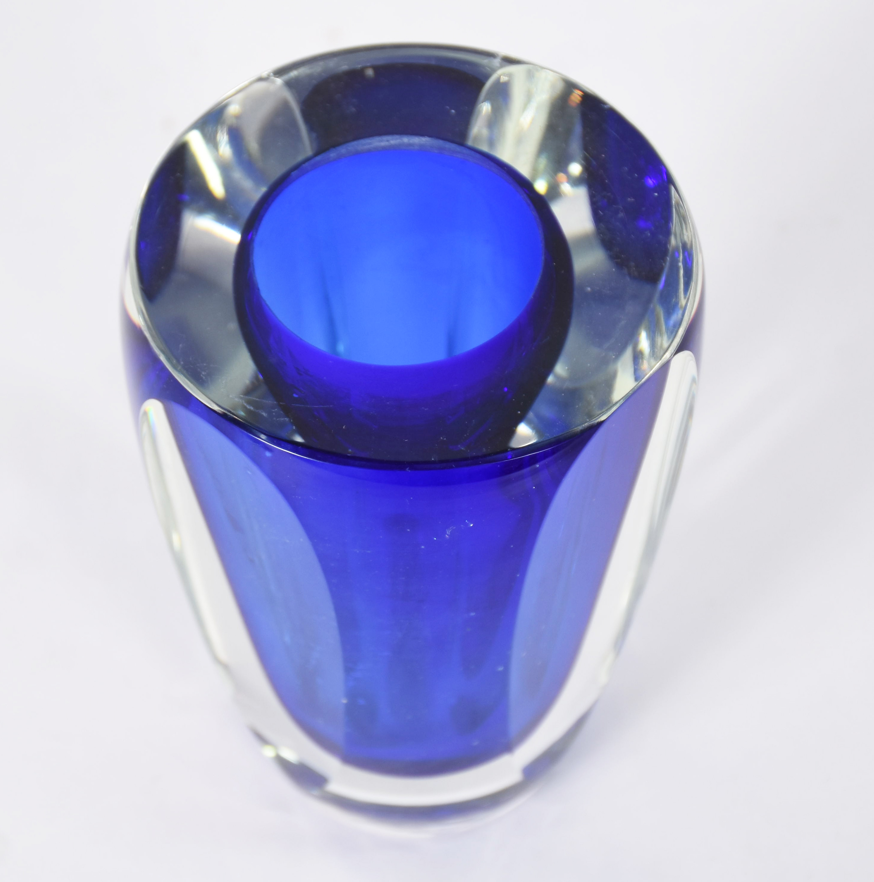 Jarro decorativo de vidro com detalhe em azul transparente. - foto 2 de 3