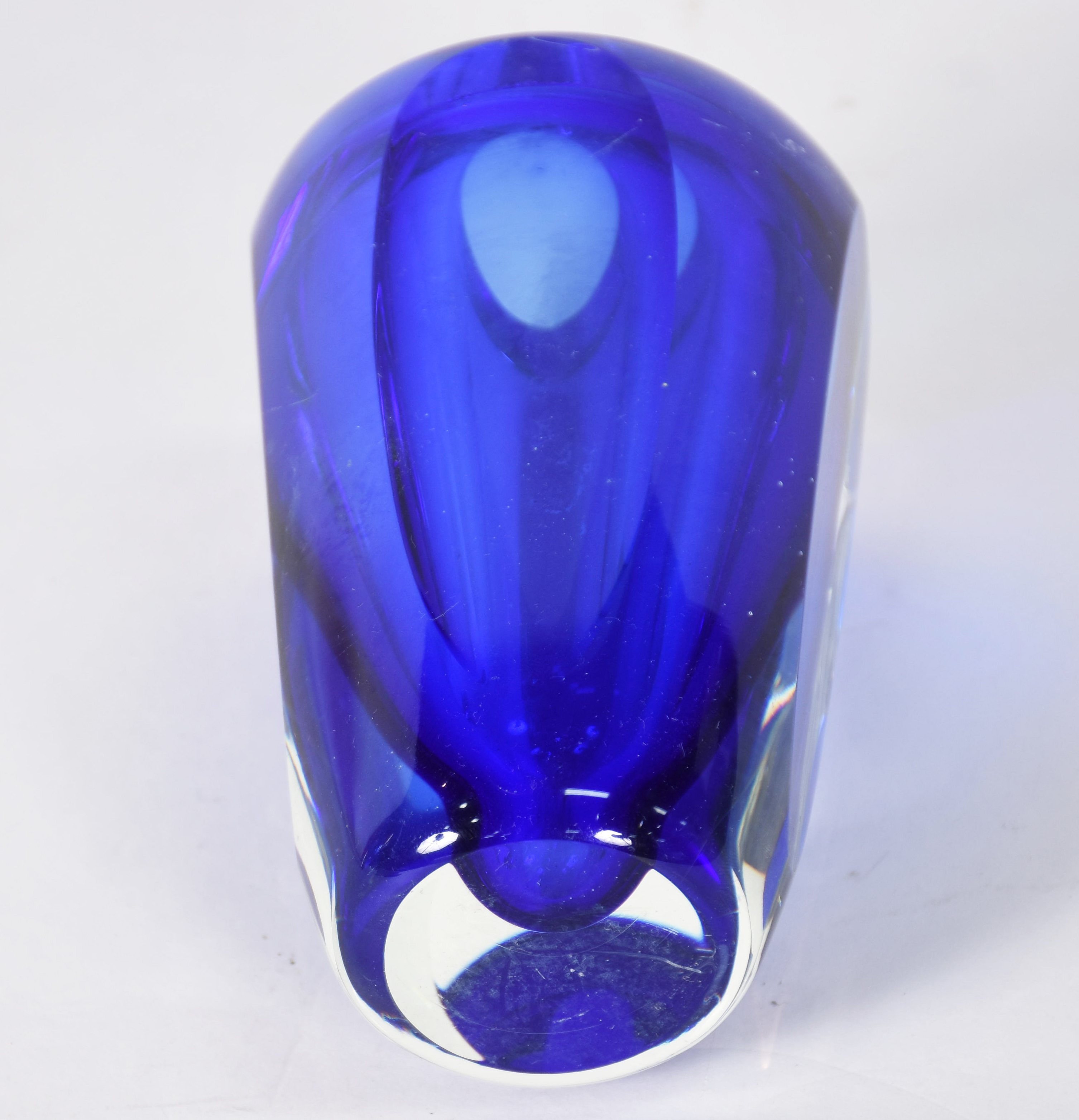 Jarro decorativo de vidro com detalhe em azul transparente. - foto 3 de 3