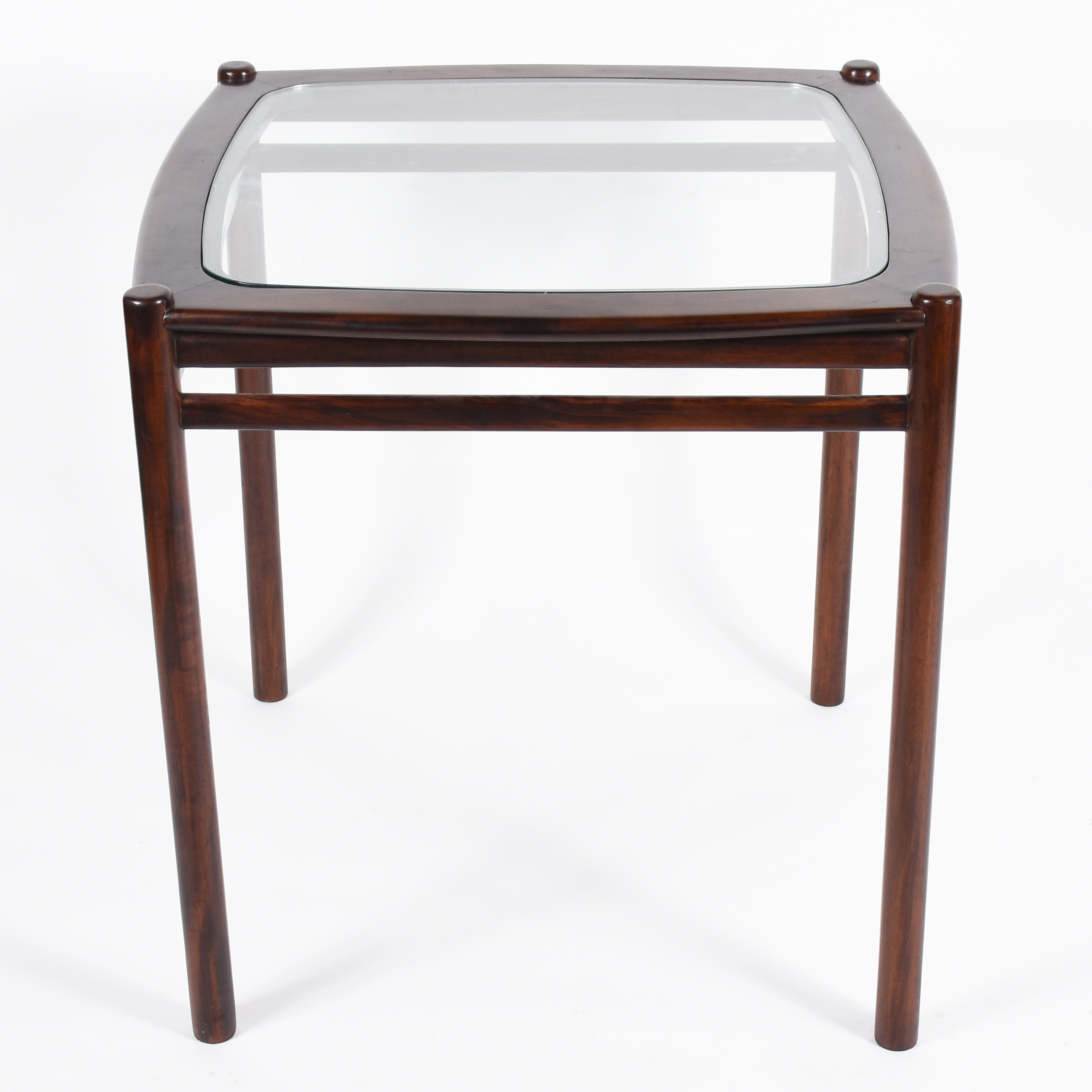 Mesa quadrada de jacarandá com tampo de vidro e pernas cilíndricas... - foto 2 de 4