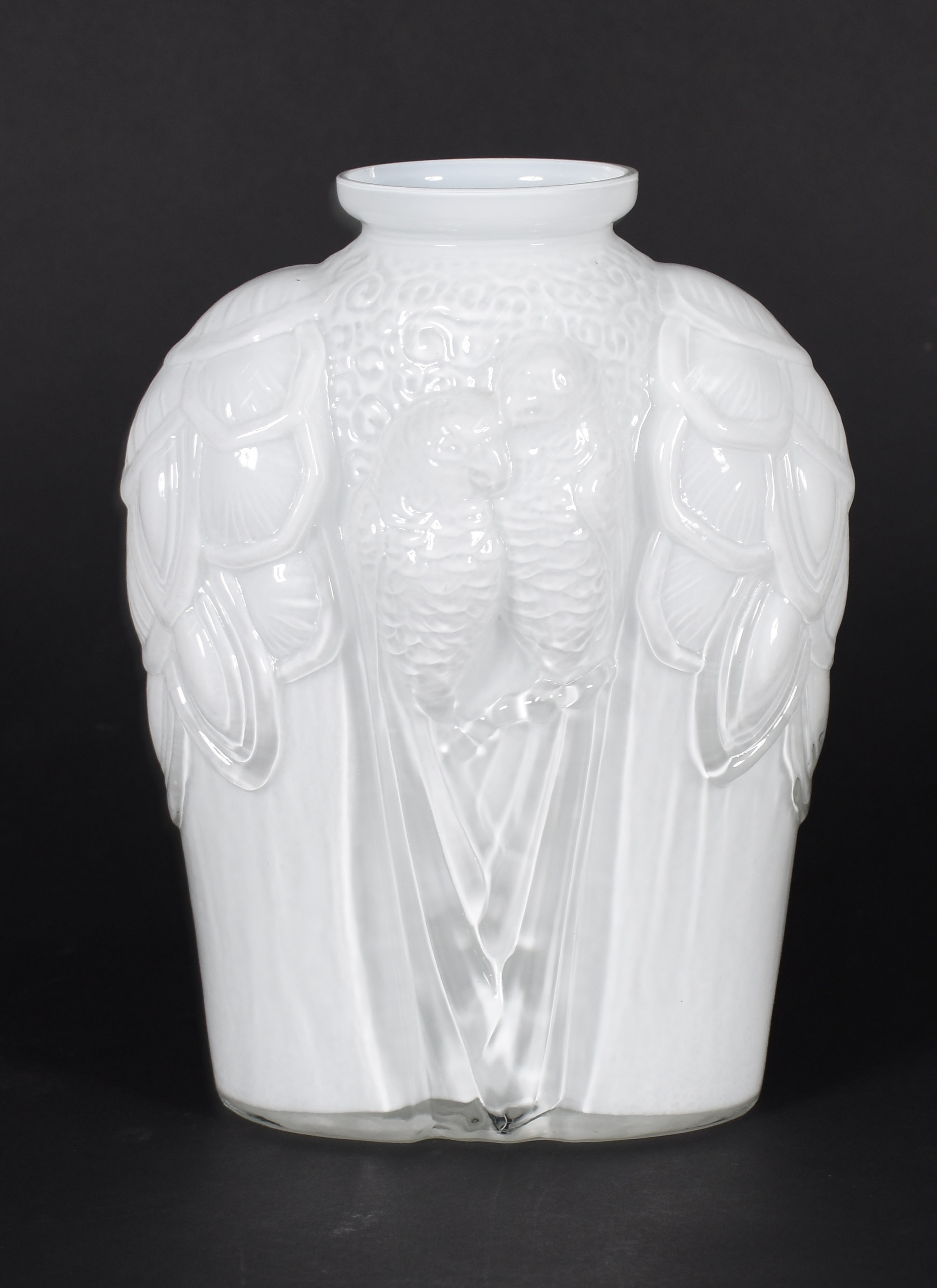 Jarro decorativo de vidro branco com pássaros em relevo. - foto 1 de 4