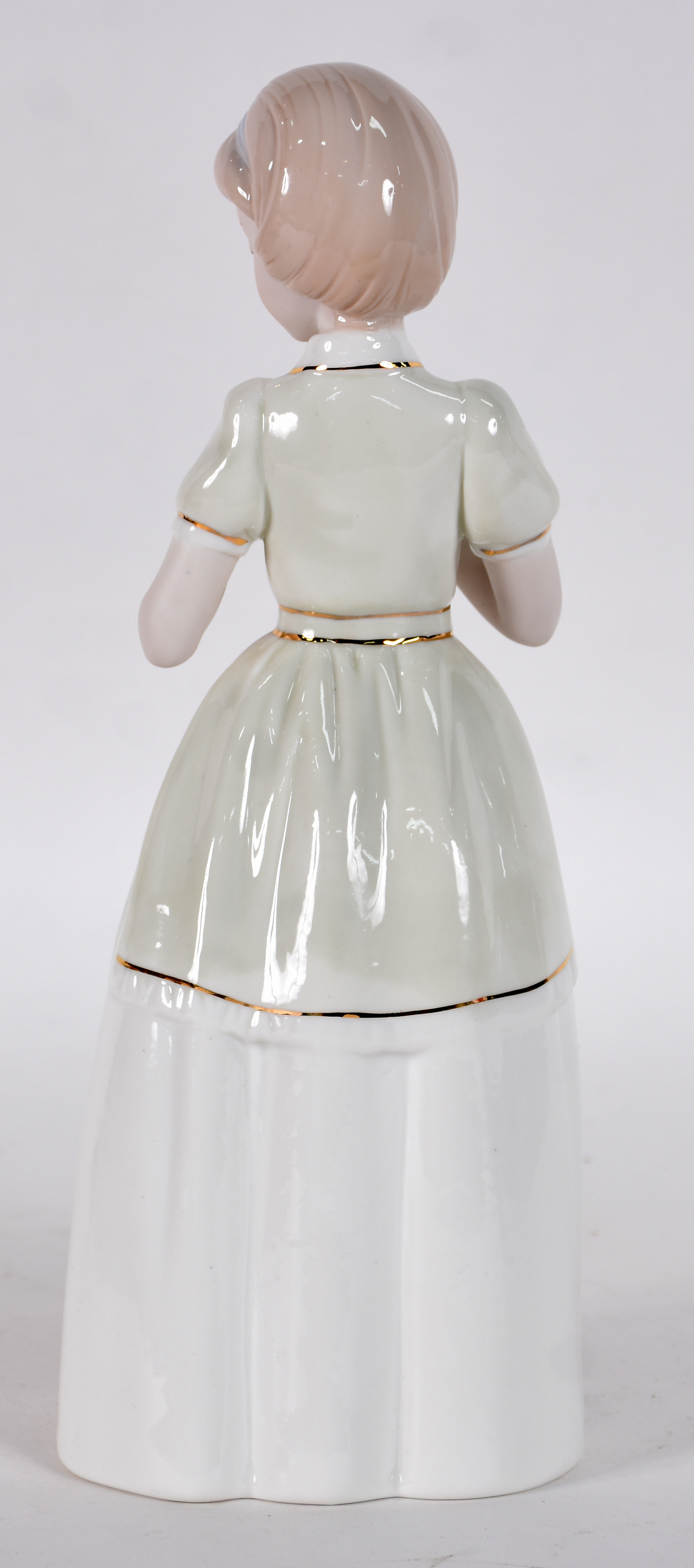 Estatueta de porcelana policromada representando Menina com flor. - foto 2 de 4