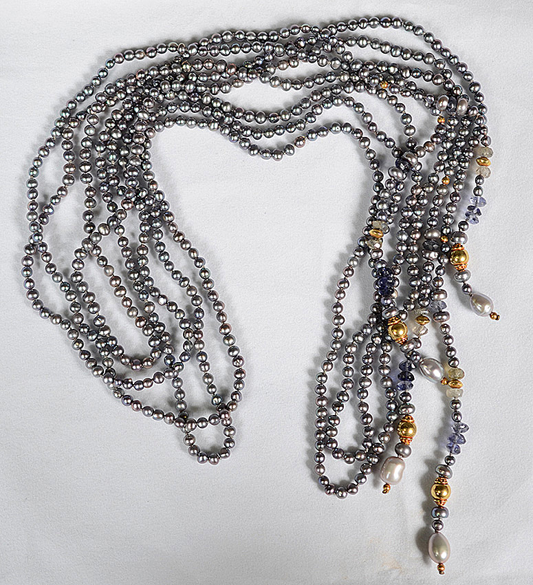 Conjunto de dois colares com pérolas cinzas. Detalhes em ouro 18 k...