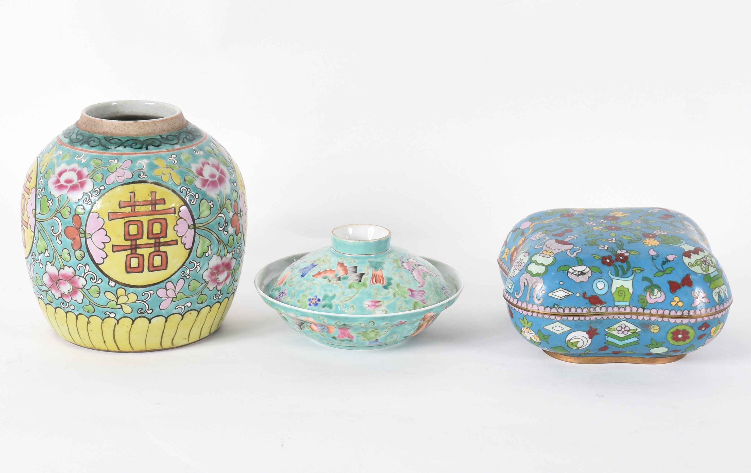 Três peças orientais diversas, sendo 1 caixa de cloisoné azul com... - foto 1 de 6