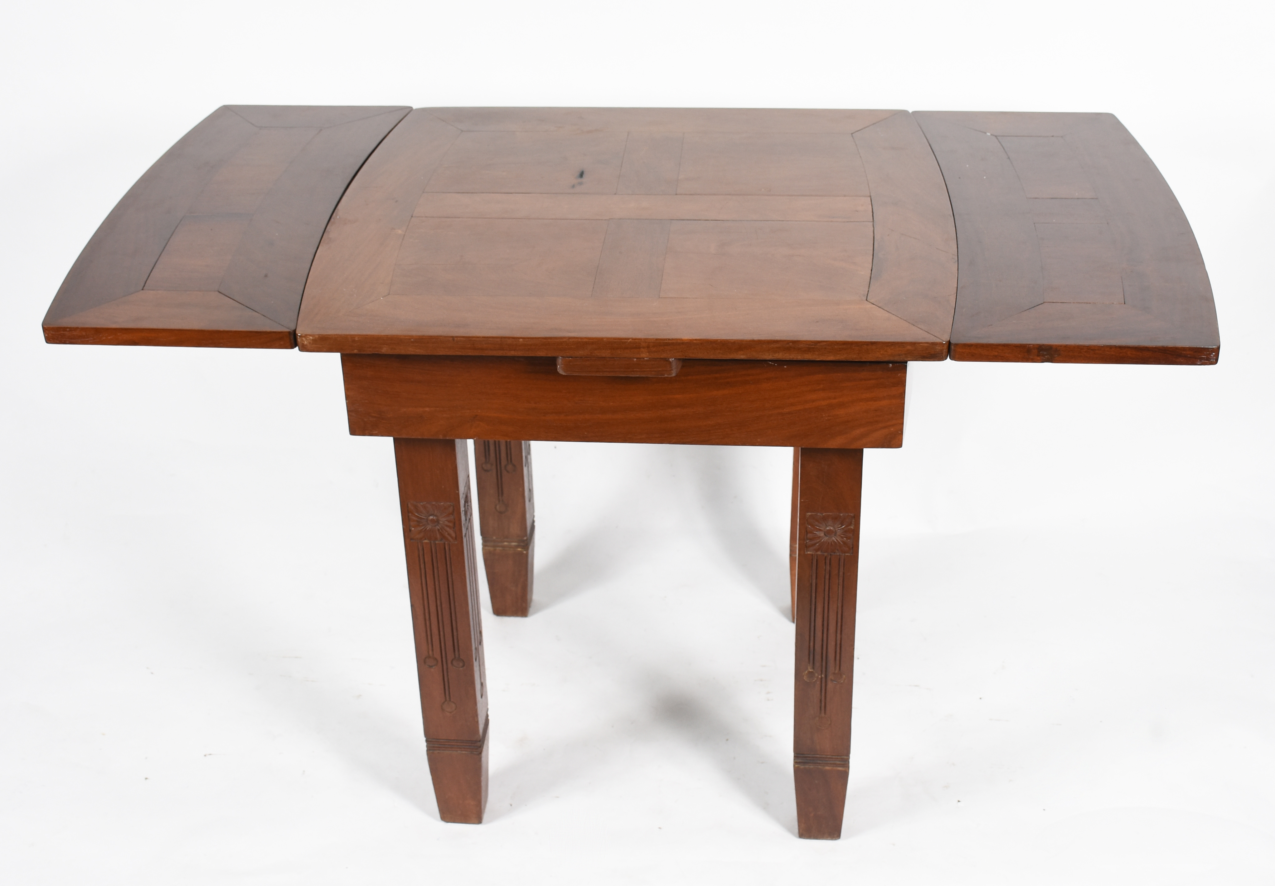 Mesa com abas de madeira nobre estilo ingles, cada aba mede 28 cm. - foto 1 de 4
