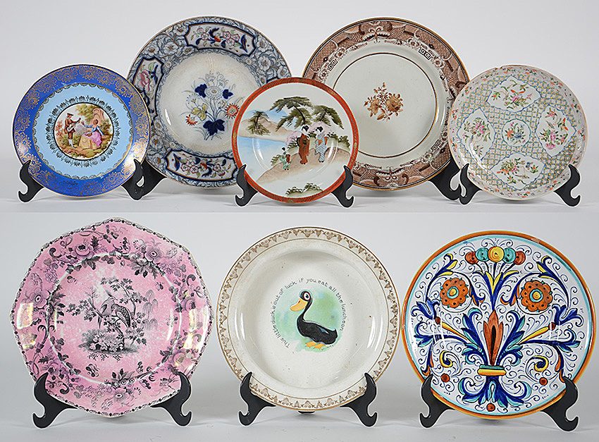 Oito pratos diversos de porcelana e faiança. Diâmetros de 20 à 26,5... - foto 1 de 5