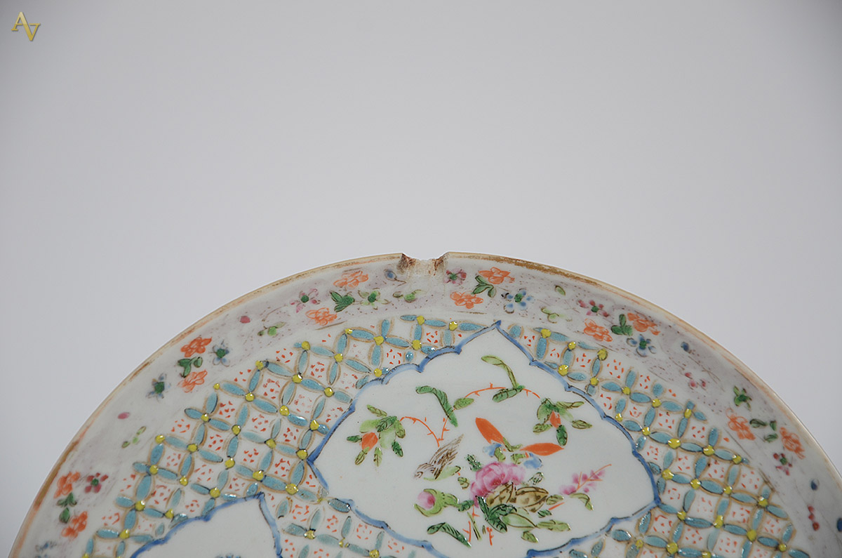 Oito pratos diversos de porcelana e faiança. Diâmetros de 20 à 26,5... - foto 3 de 5