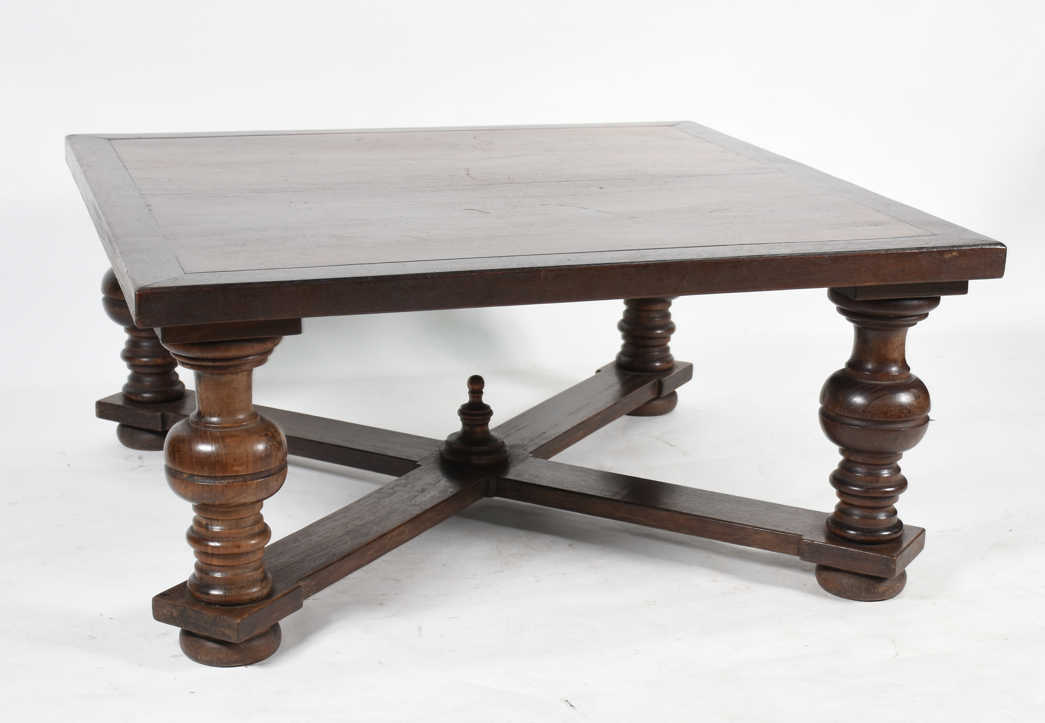 Mesa de centro de madeira nobre, estilo colonial, pernas torneadas... - foto 2 de 4