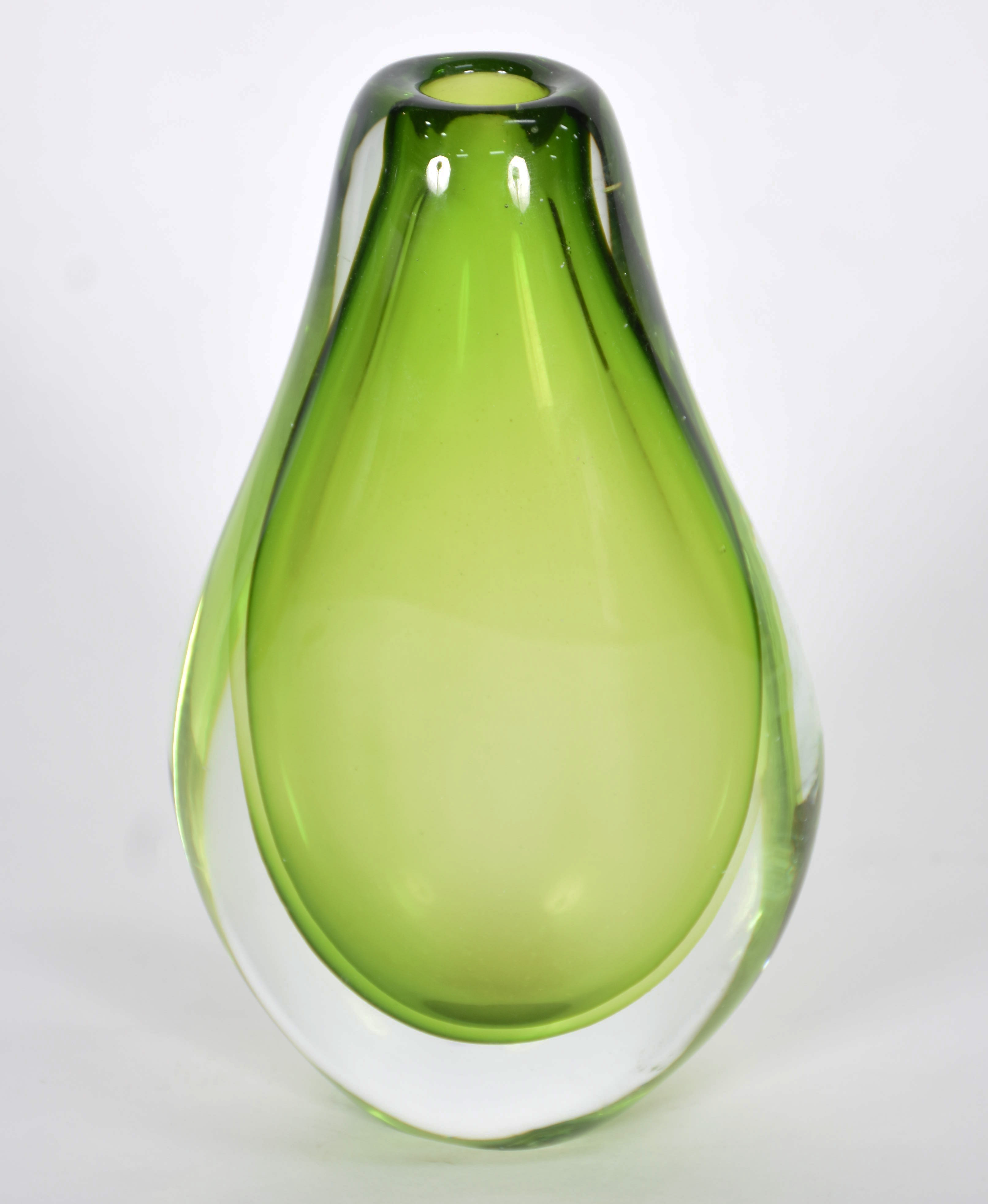 Jarro de vidro verde transparente na forma de gota. - foto 1 de 2