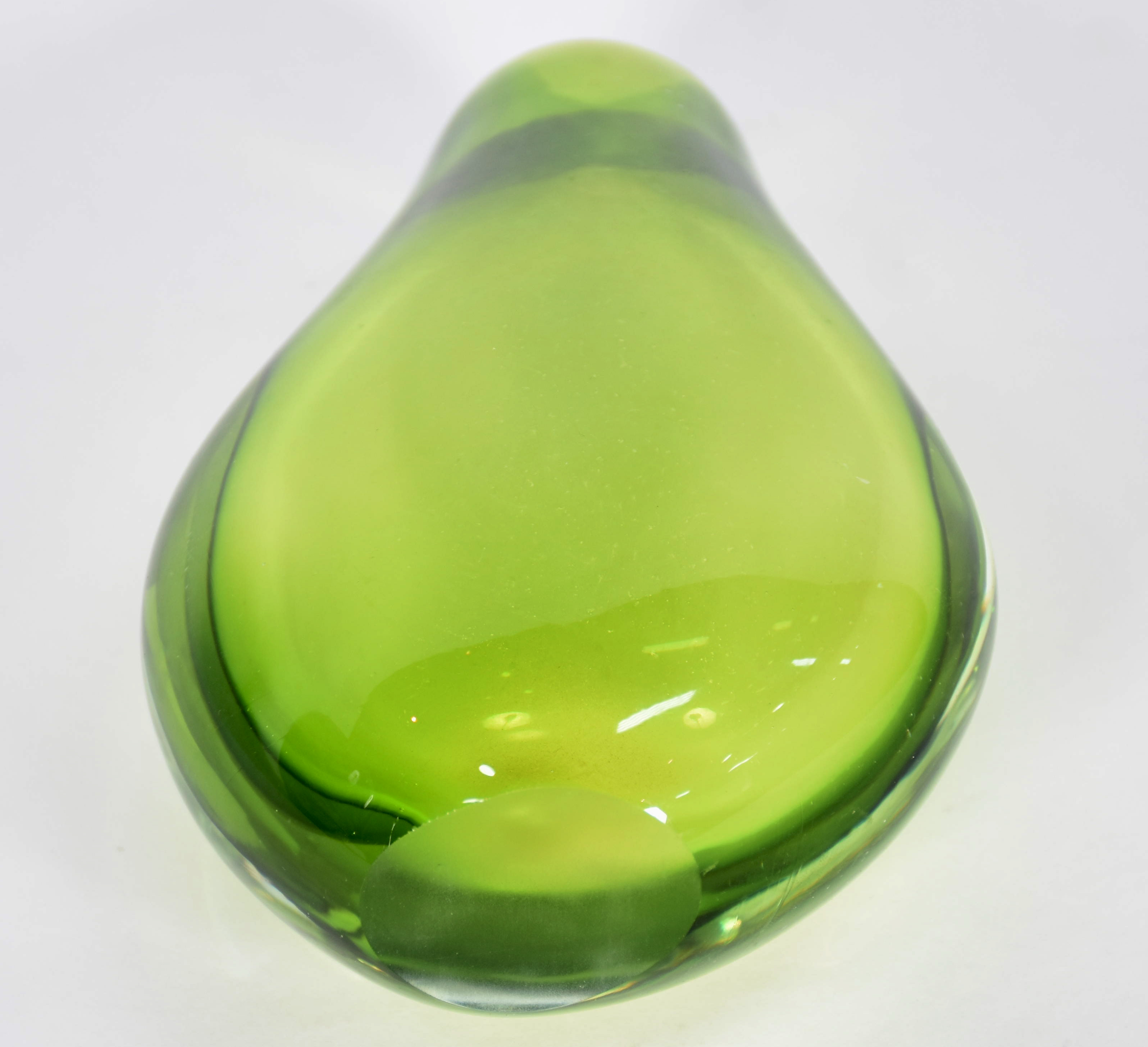 Jarro de vidro verde transparente na forma de gota. - foto 2 de 2