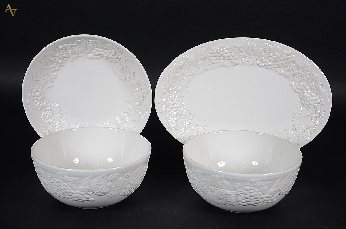 Conjunto com 4 peças de porcelana branca portuguesa A. Santos...
