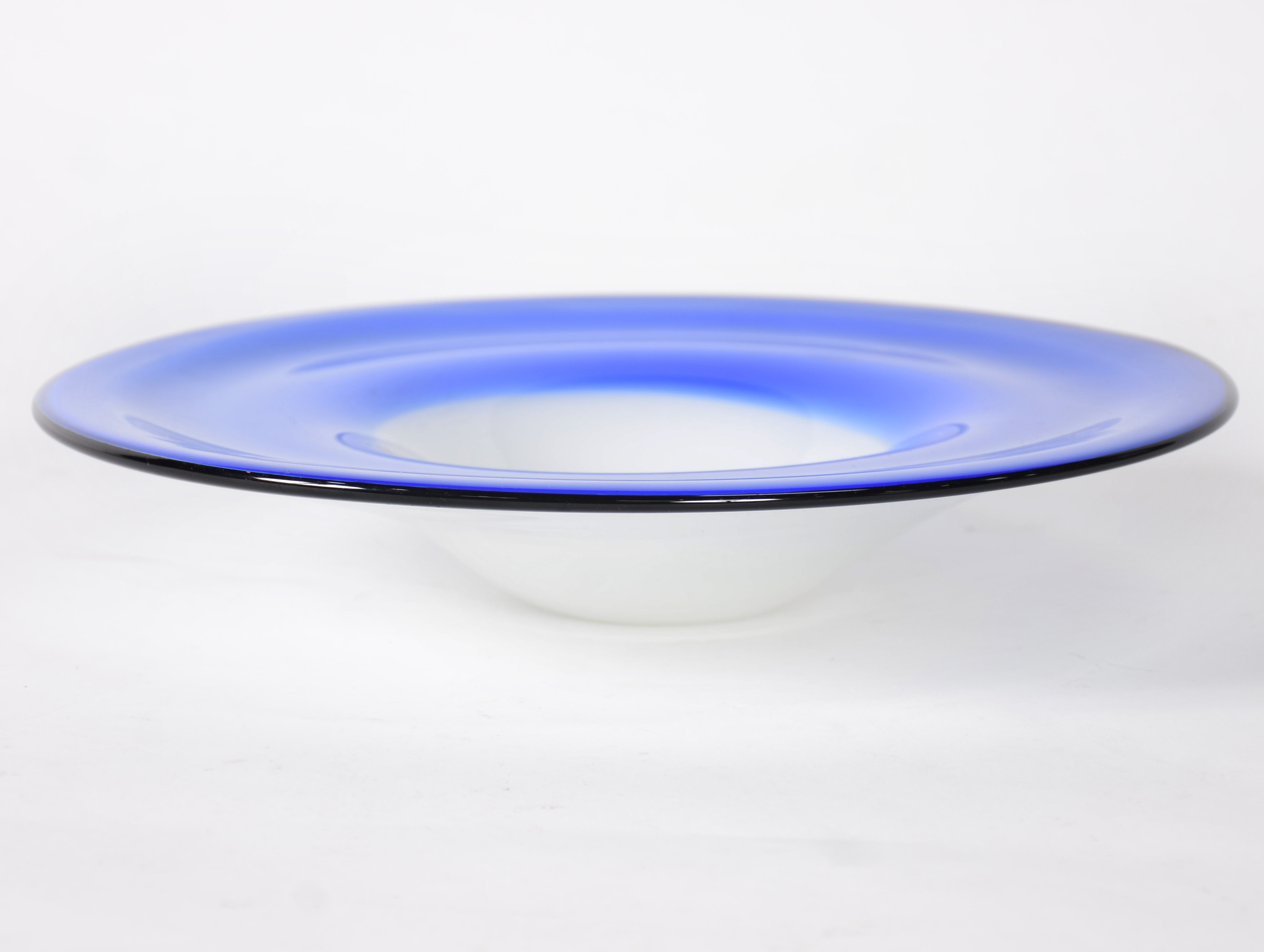 Prato/centro de mesa de murano azul e branco. - foto 2 de 3