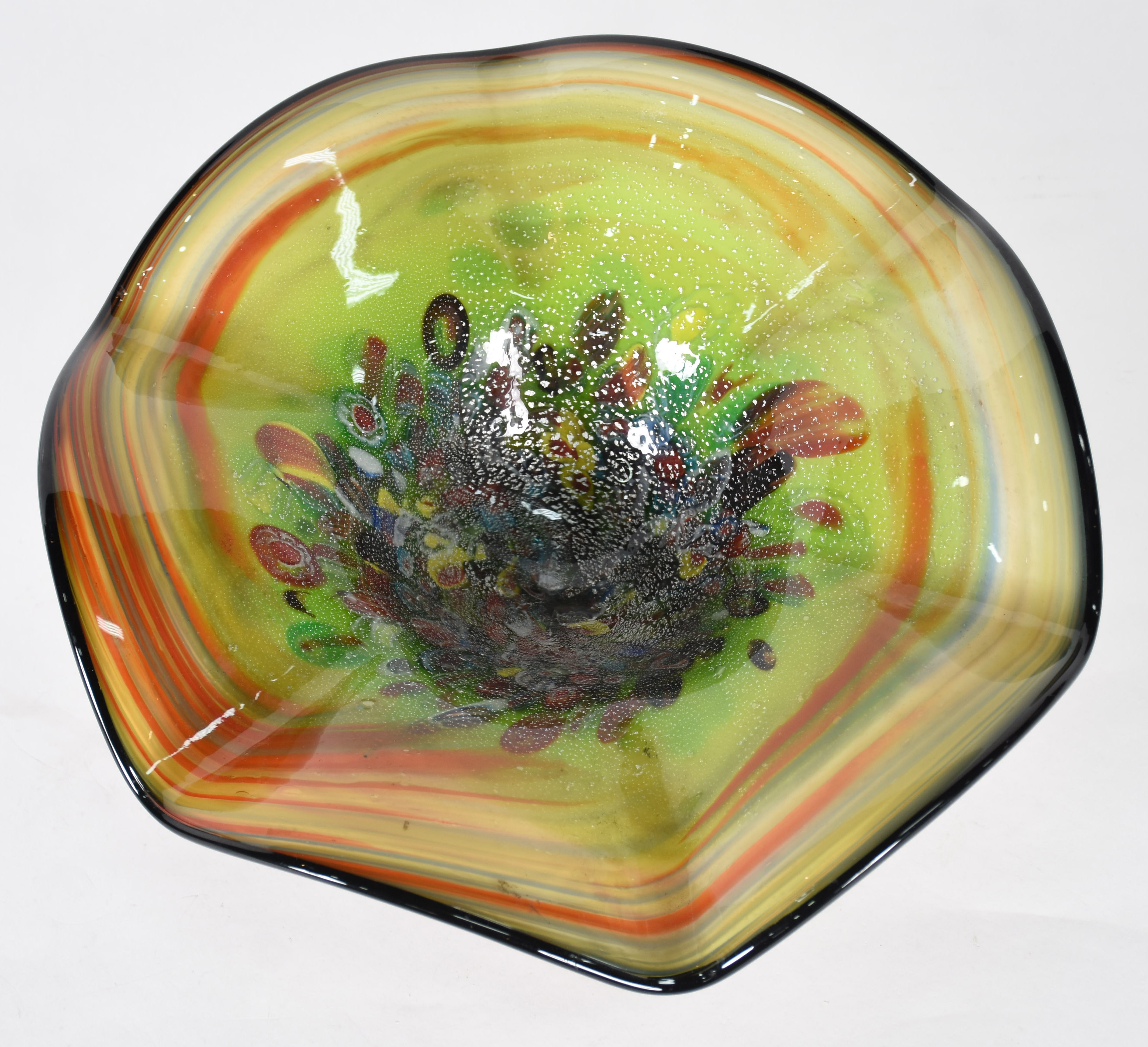 Cachepot de murano na cor verde com mesclados em policromia, borda... - foto 2 de 3