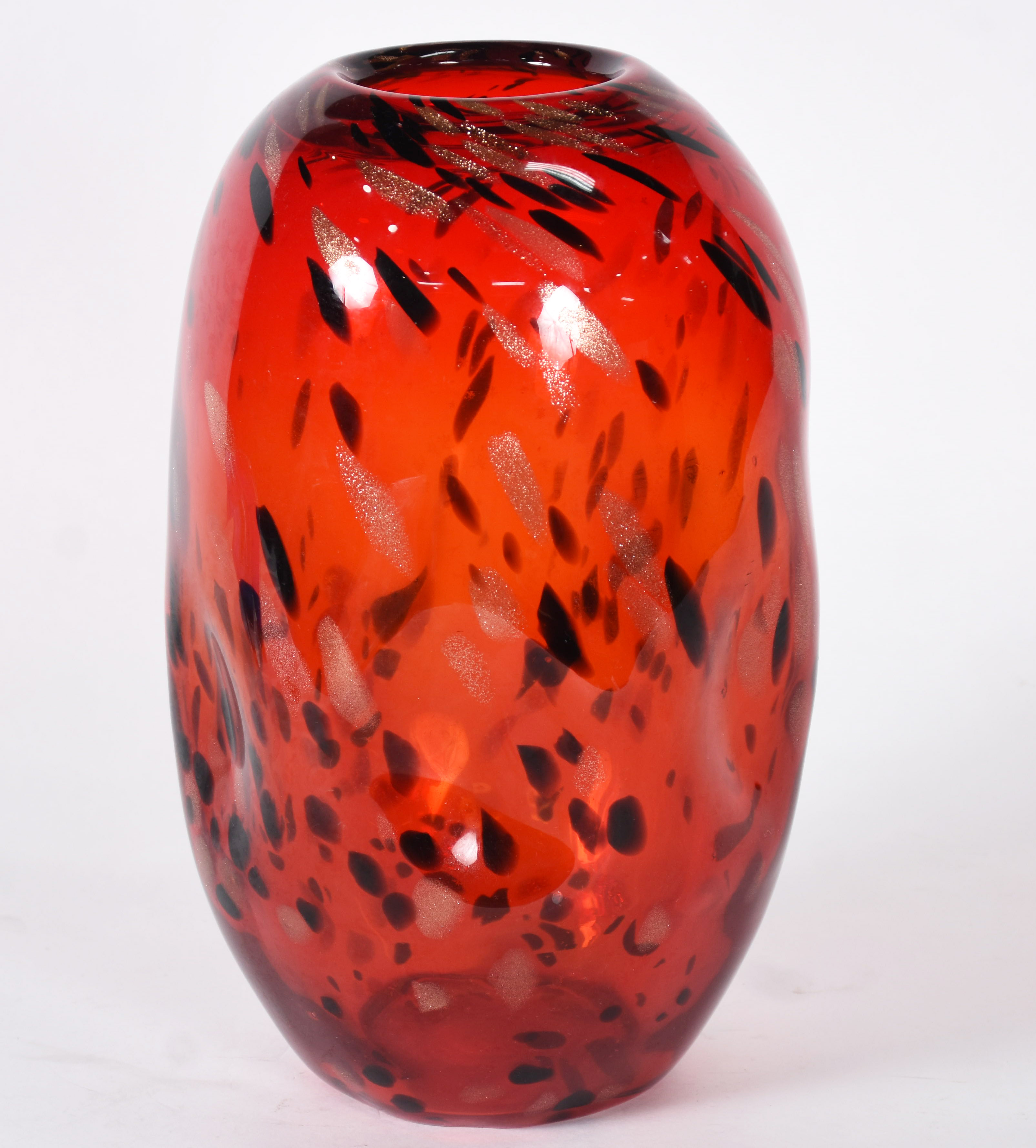 Jarro decorativo de vidro vermelho com mesclas escuras e pó de ouro. - foto 1 de 3