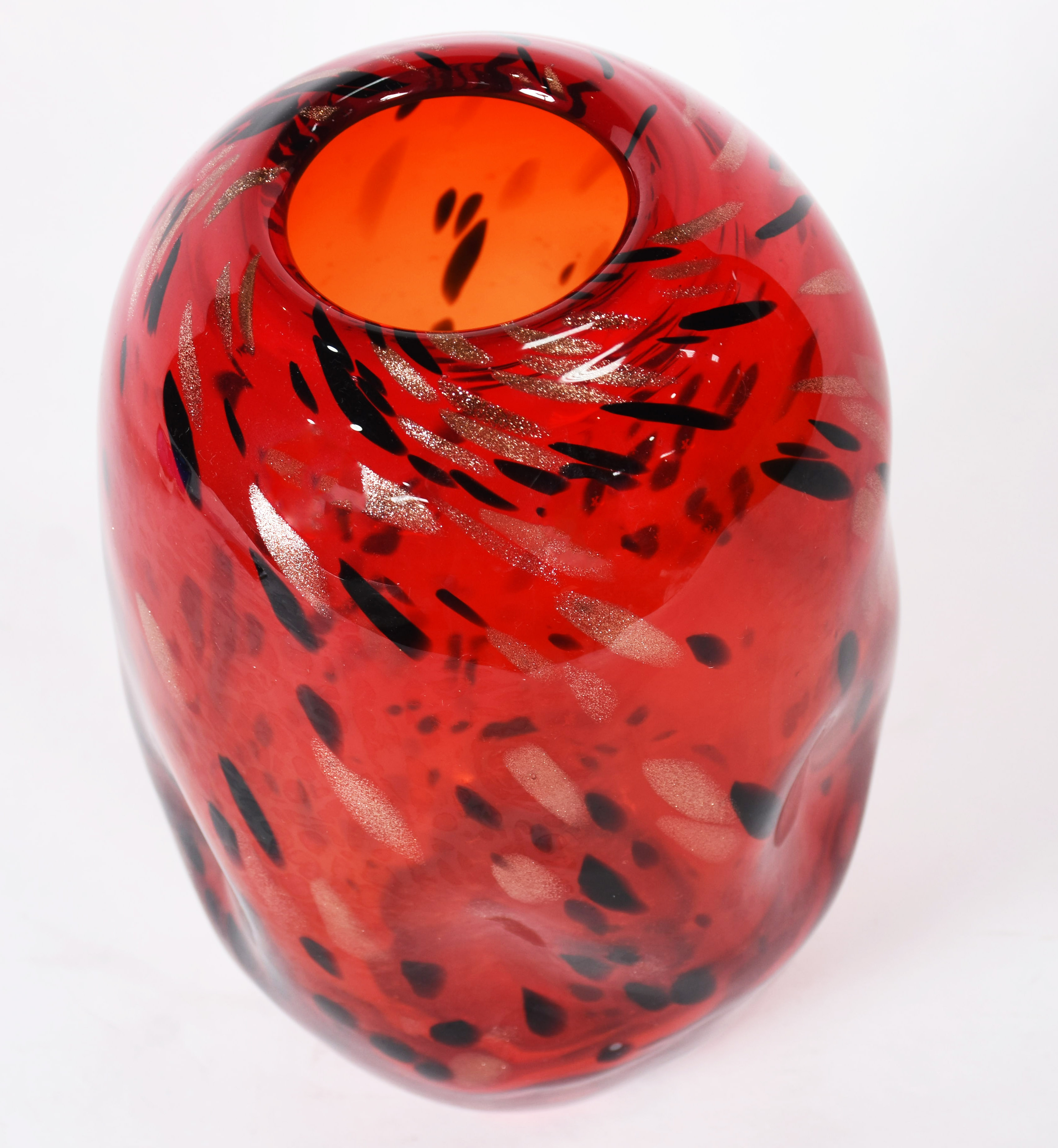 Jarro decorativo de vidro vermelho com mesclas escuras e pó de ouro. - foto 2 de 3
