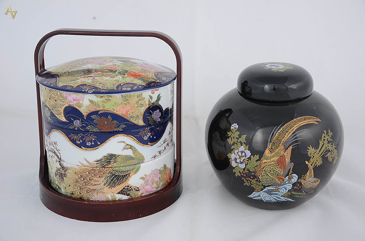 Duas peças de porcelana oriental, sendo: marmiteira Shibata Chinaware... - foto 1 de 3