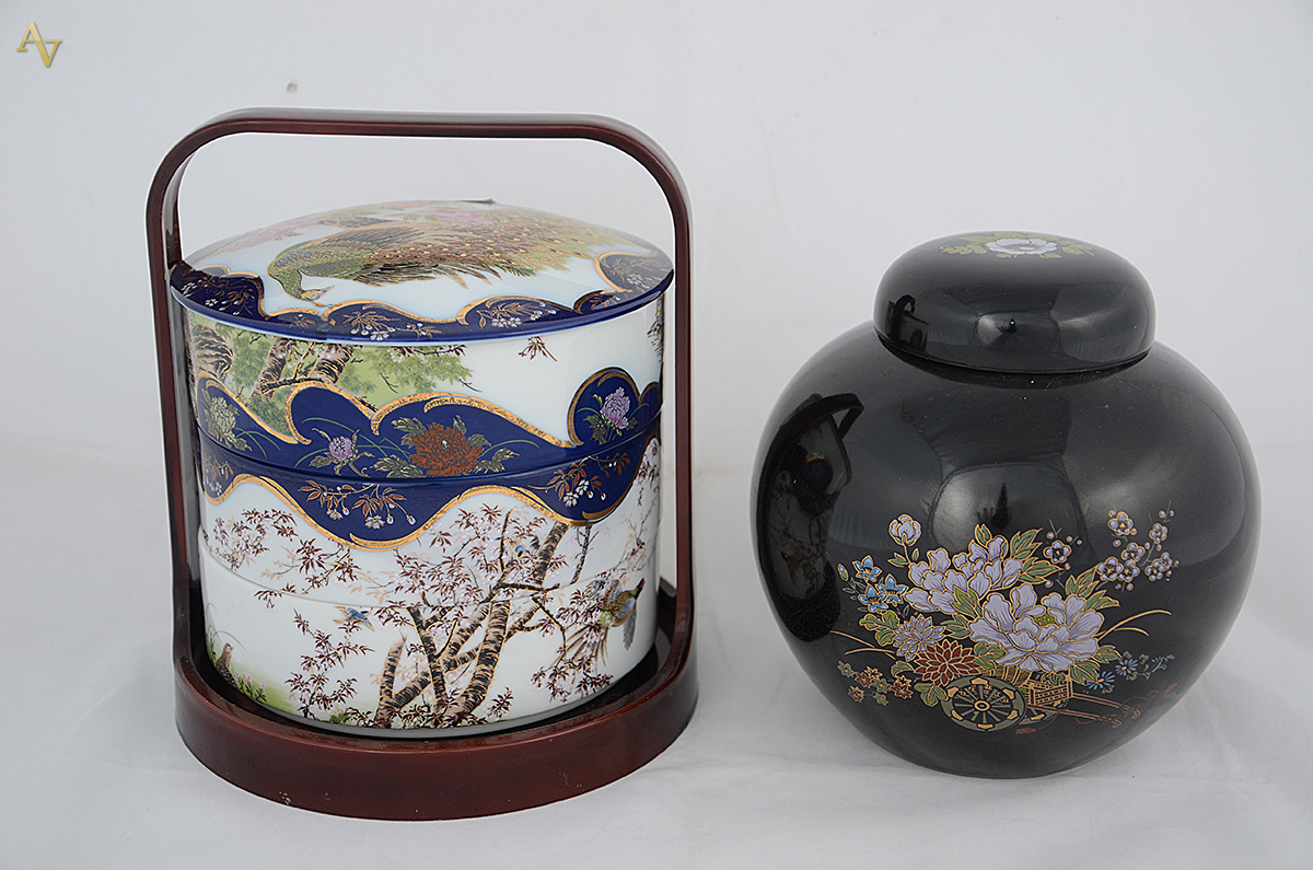 Duas peças de porcelana oriental, sendo: marmiteira Shibata Chinaware... - foto 2 de 3