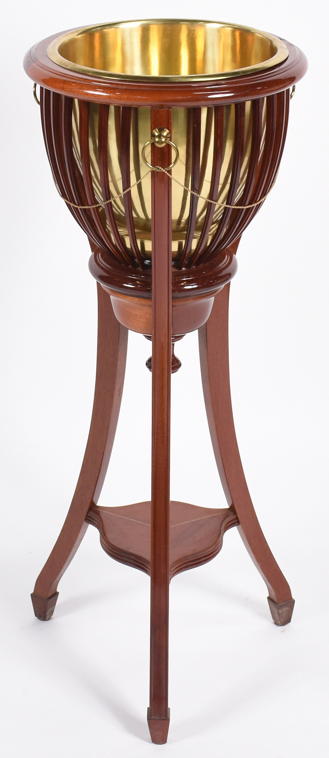 Elegante Wine cooler de metal dourado com pedestal de madeira tendo... - foto 1 de 4