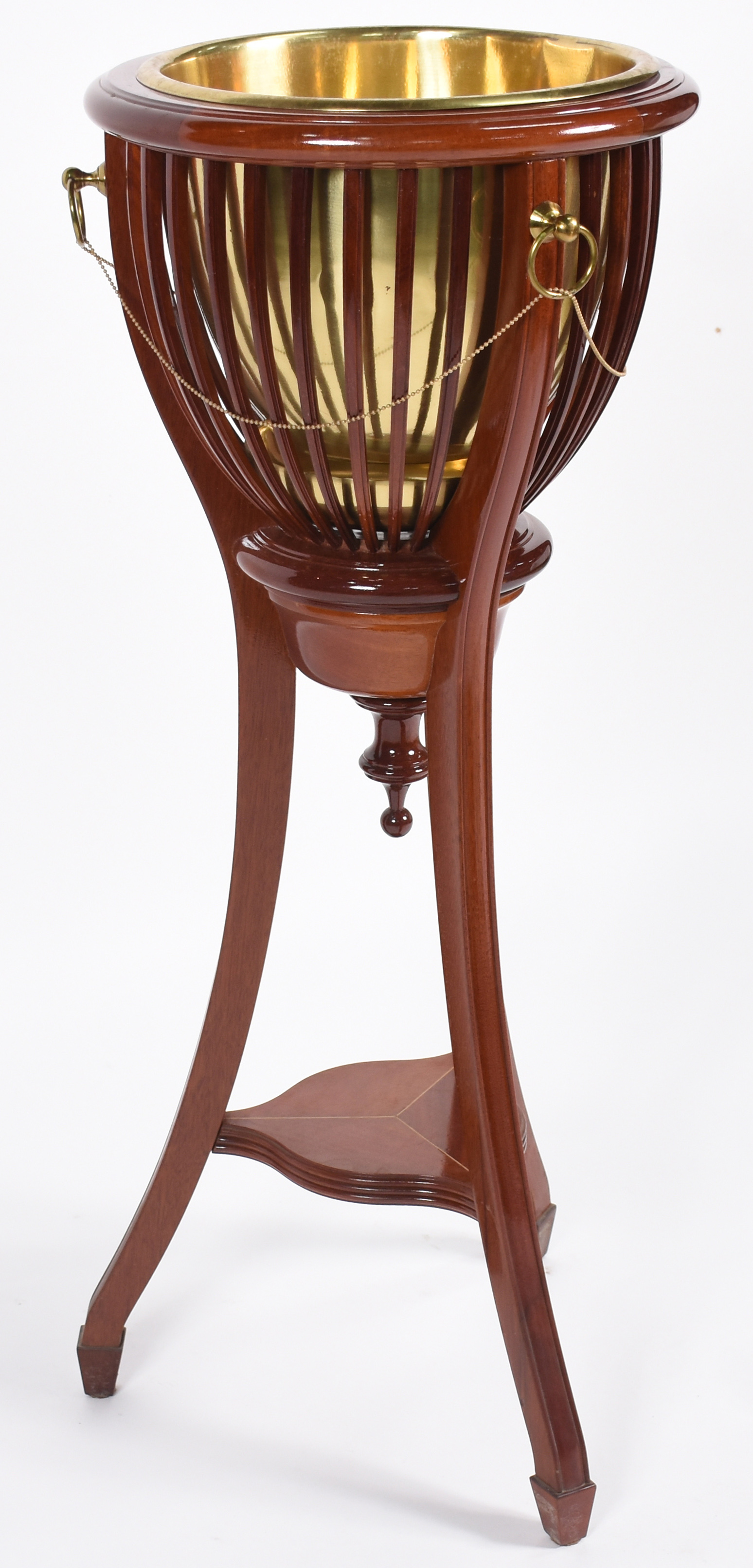 Elegante Wine cooler de metal dourado com pedestal de madeira tendo... - foto 2 de 4