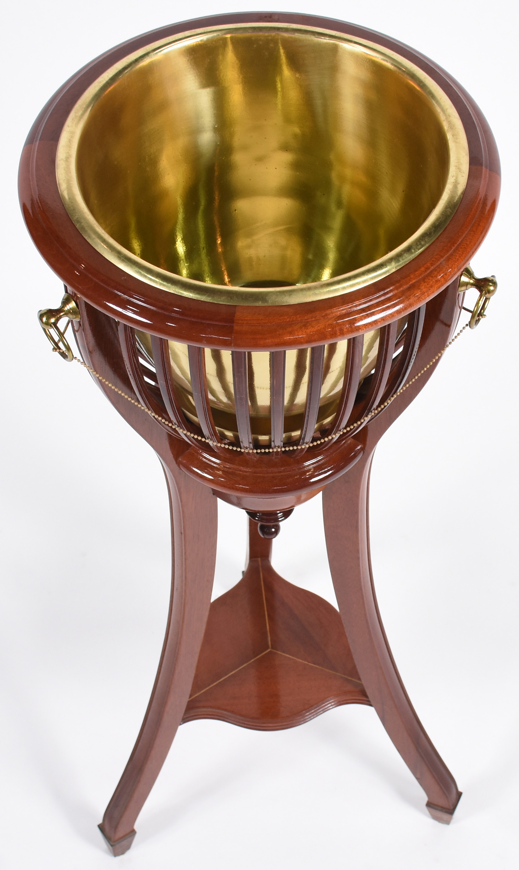 Elegante Wine cooler de metal dourado com pedestal de madeira tendo... - foto 4 de 4