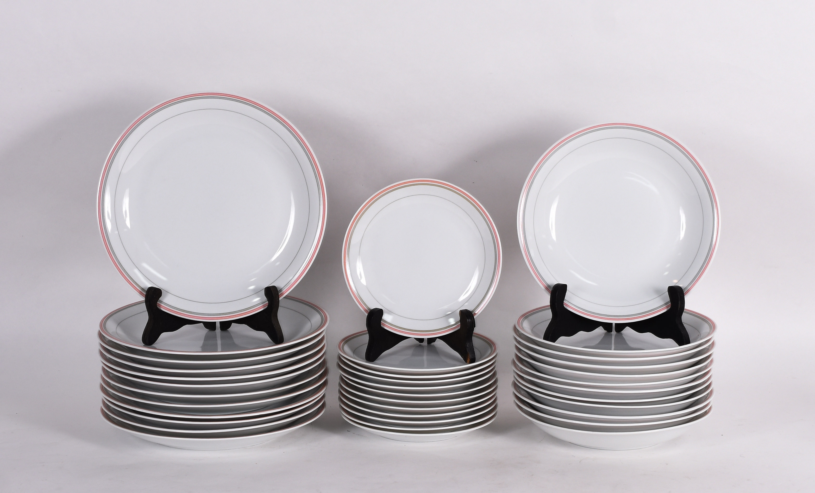 Serviço de jantar de porcelana Renner, composto de 12 pratos rasos... - foto 1 de 5