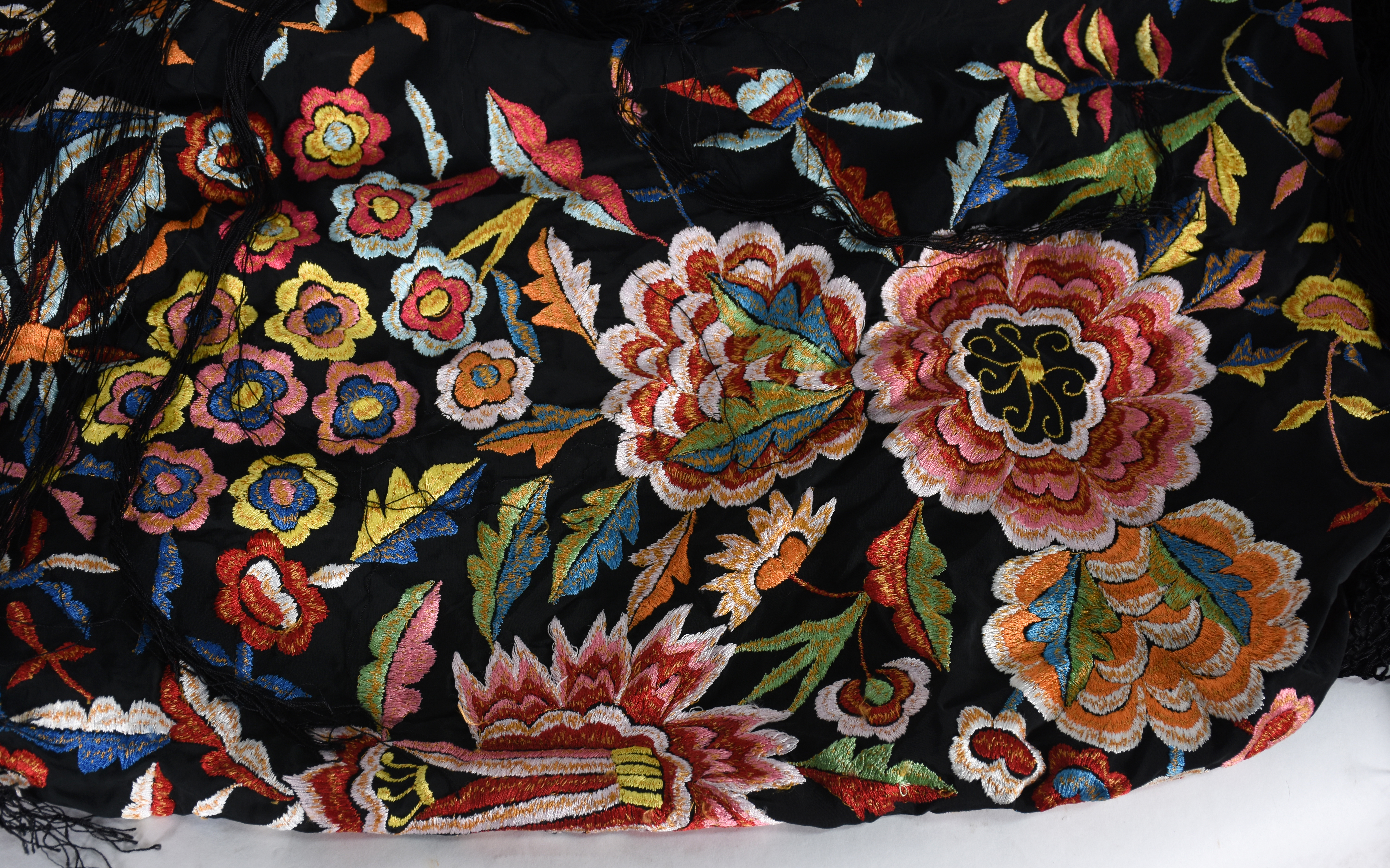 Xale espanhol na cor preta com bordados florais coloridos. - foto 3 de 3