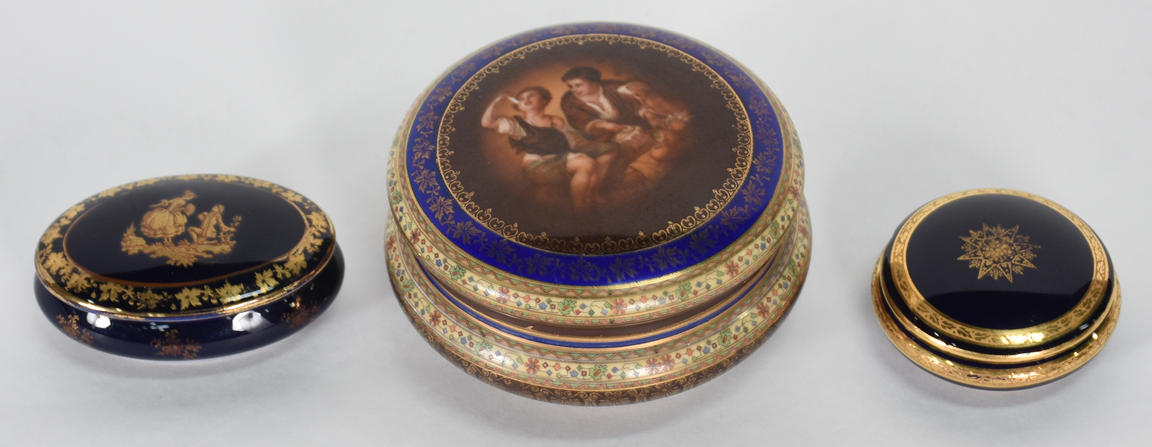 Três caixinhas de porcelana européia azul cobalto e dourado - foto 1 de 7