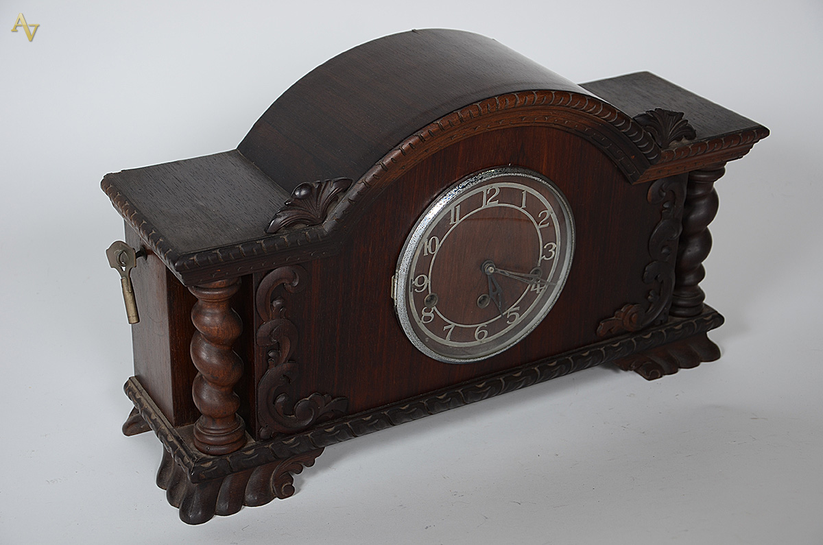 Relógio de mesa com caixa de madeira. Medidas 56 x 26 cm e altura 33... - foto 1 de 2