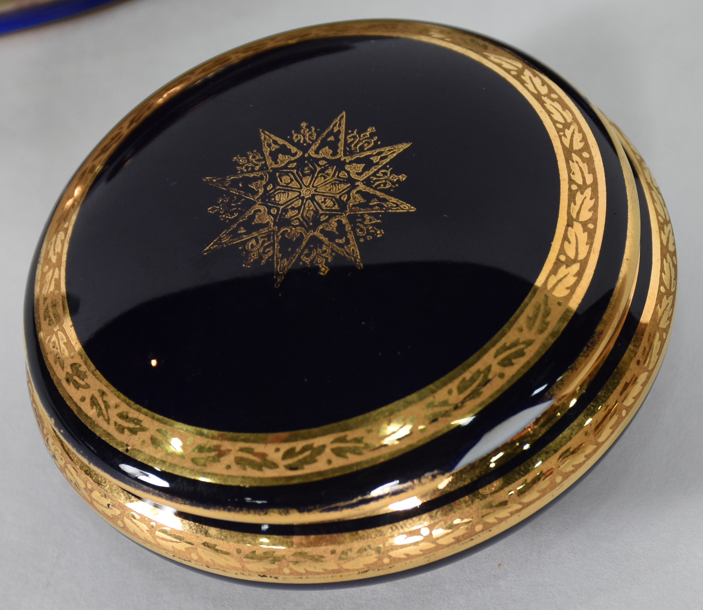 Três caixinhas de porcelana européia azul cobalto e dourado - foto 7 de 7