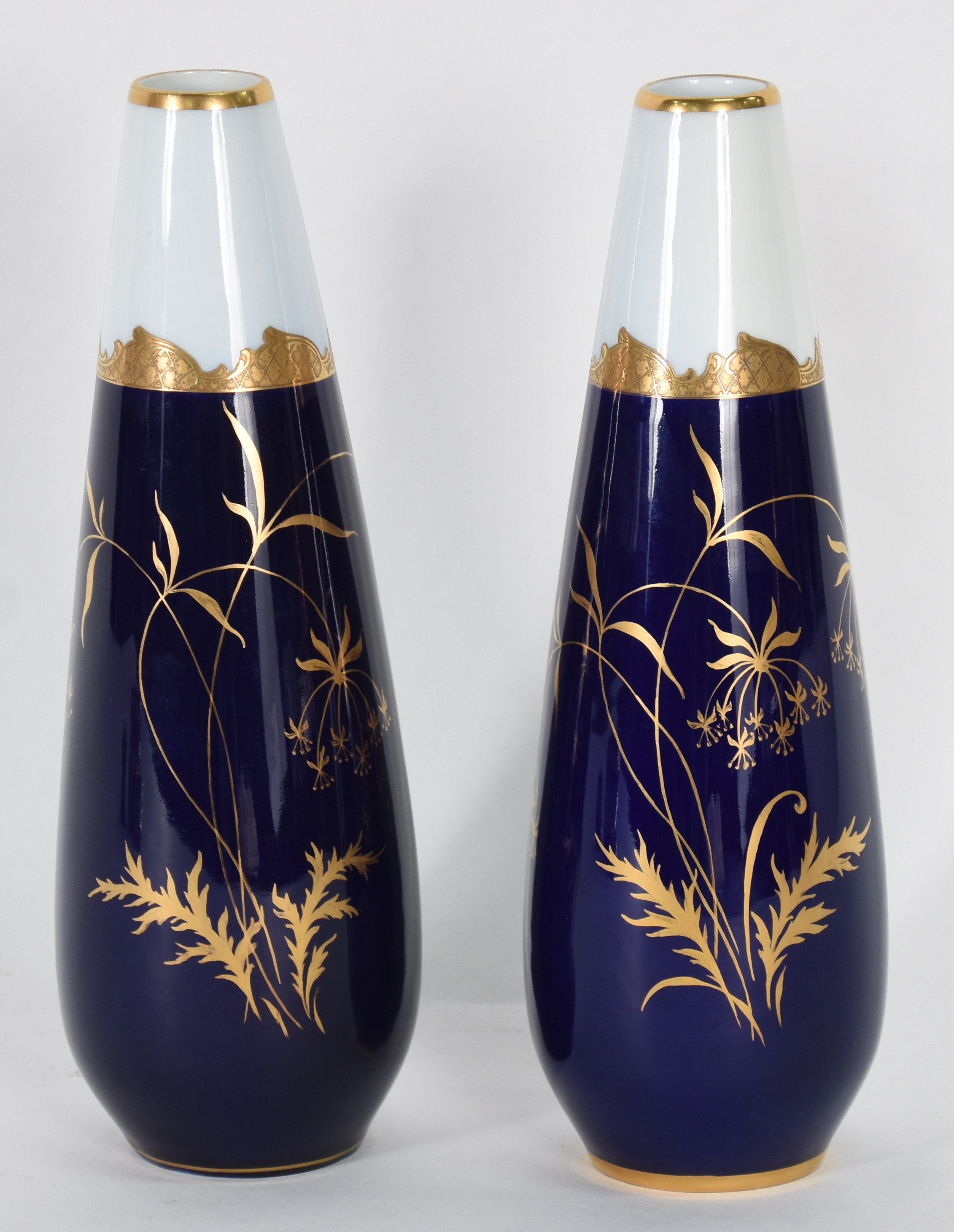 Par de vasos de porcelana Schimdt azul cobalto e dourado, pintados a... - foto 1 de 4