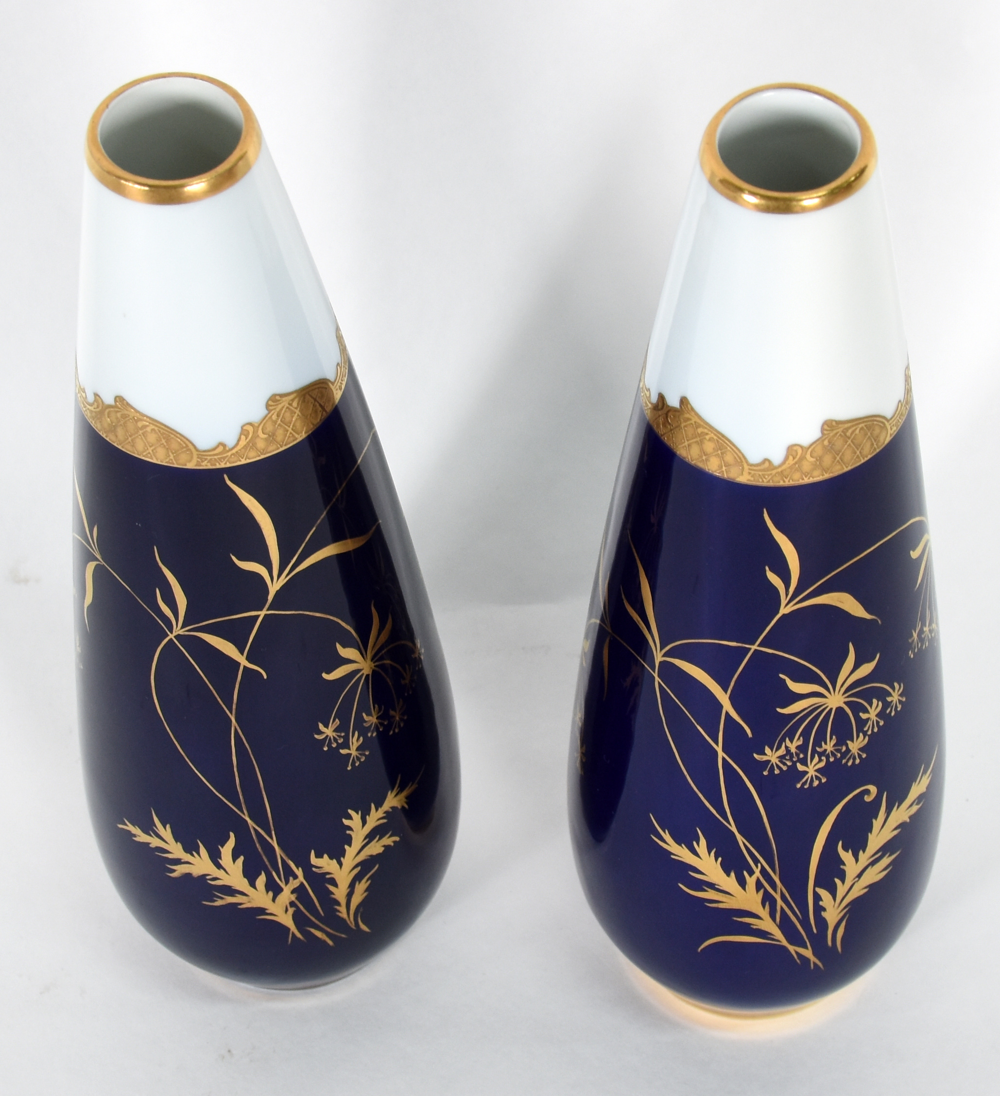 Par de vasos de porcelana Schimdt azul cobalto e dourado, pintados a... - foto 2 de 4