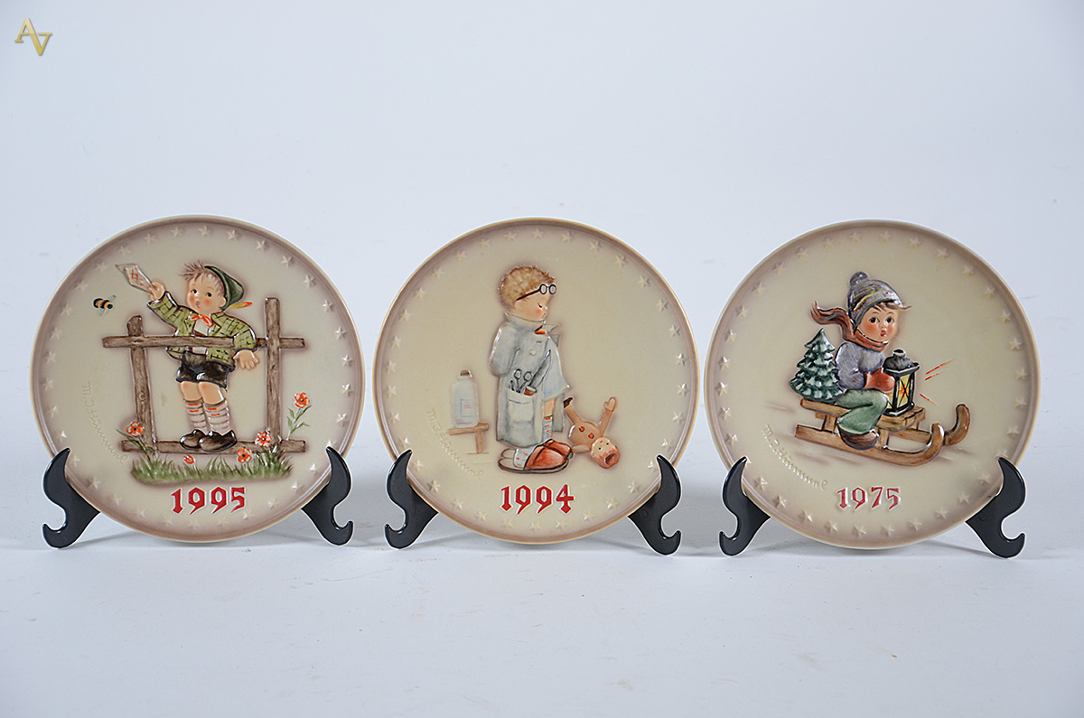 GOEBEL - Três pratos de porcelana alemã de coleção, assinado M. J... - foto 1 de 2