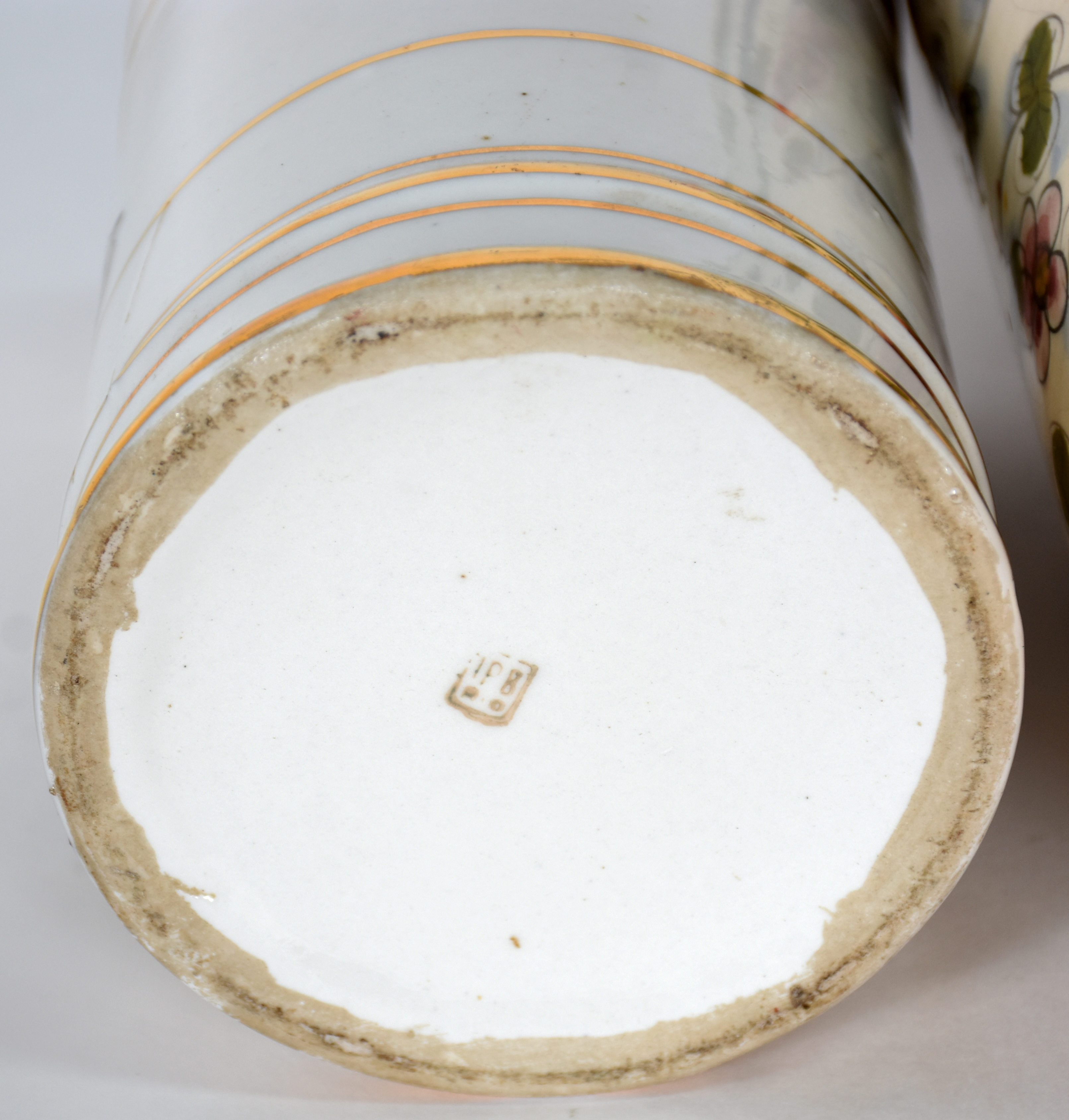 Três peças diversas de porcelana sendo, vaso Luis Salvador com... - foto 7 de 8