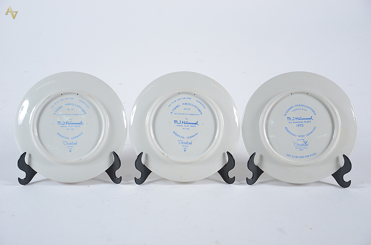 GOEBEL - Três pratos de porcelana alemã de coleção, assinado M. J... - foto 2 de 2