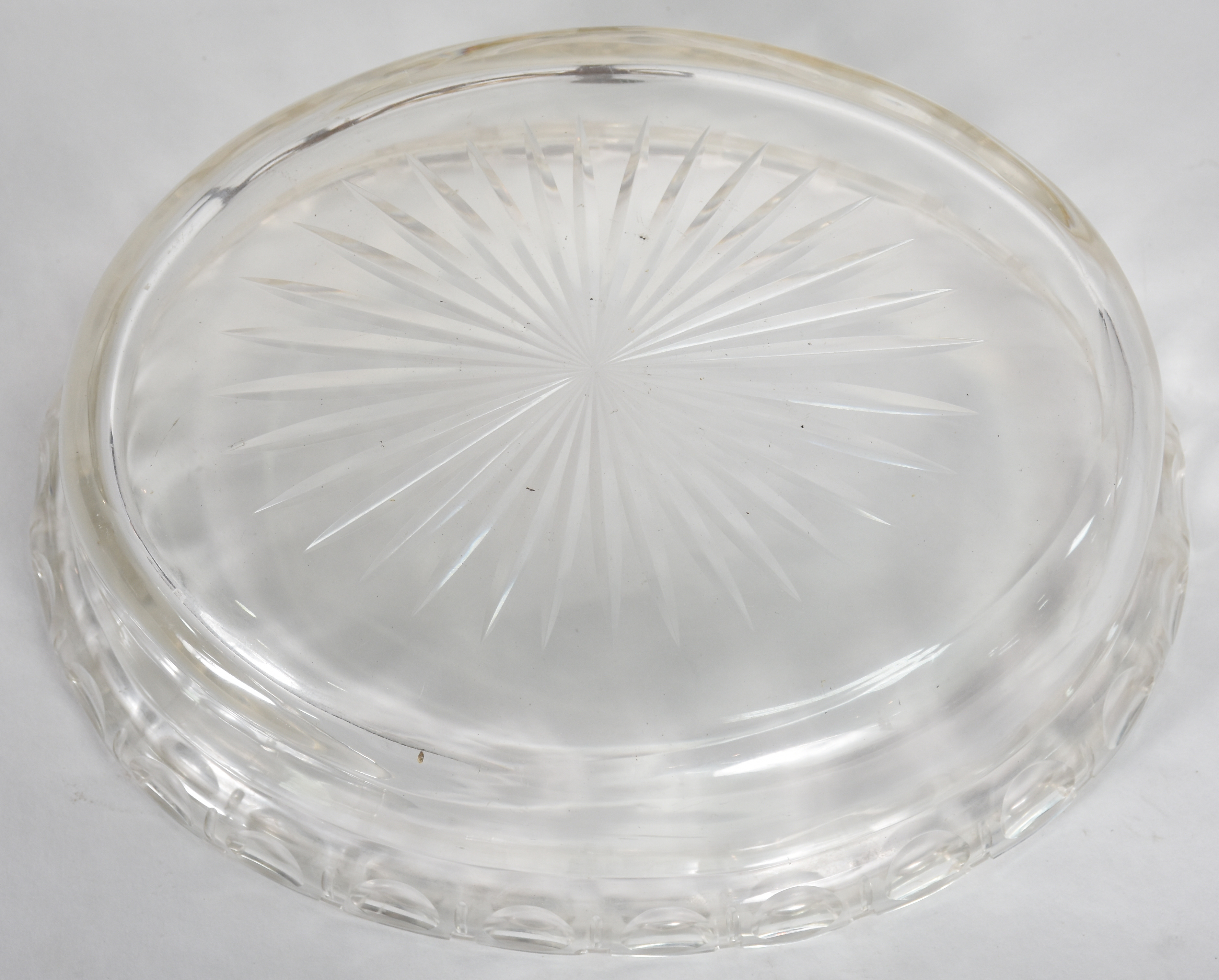 Belíssima Fruteira de cristal europeu lapidado, borda em gomos... - foto 3 de 3