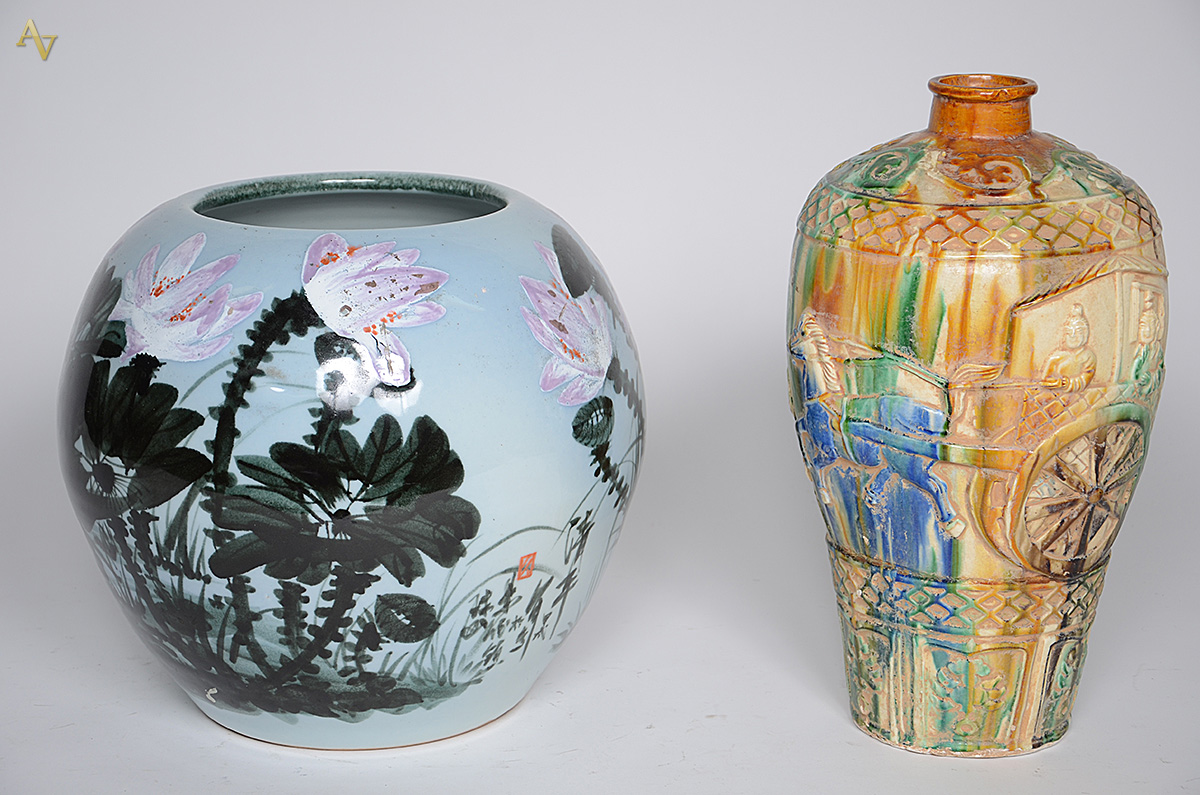 Duas peças, sendo: cachepot de porcelana com flores em policromia...