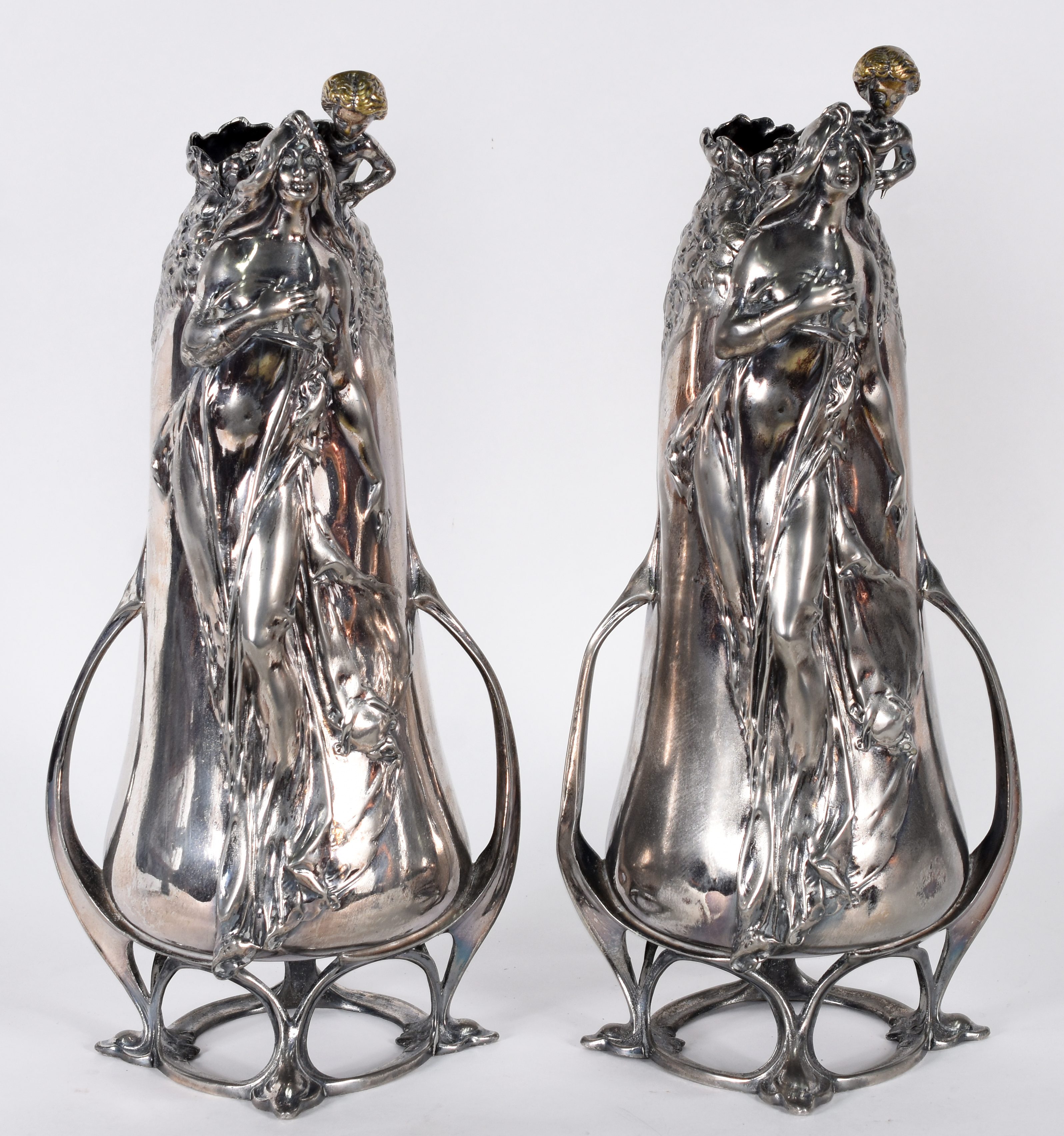 Par de grandes vasos Art Nouveau de pewter com figuras femininas e... - foto 1 de 5