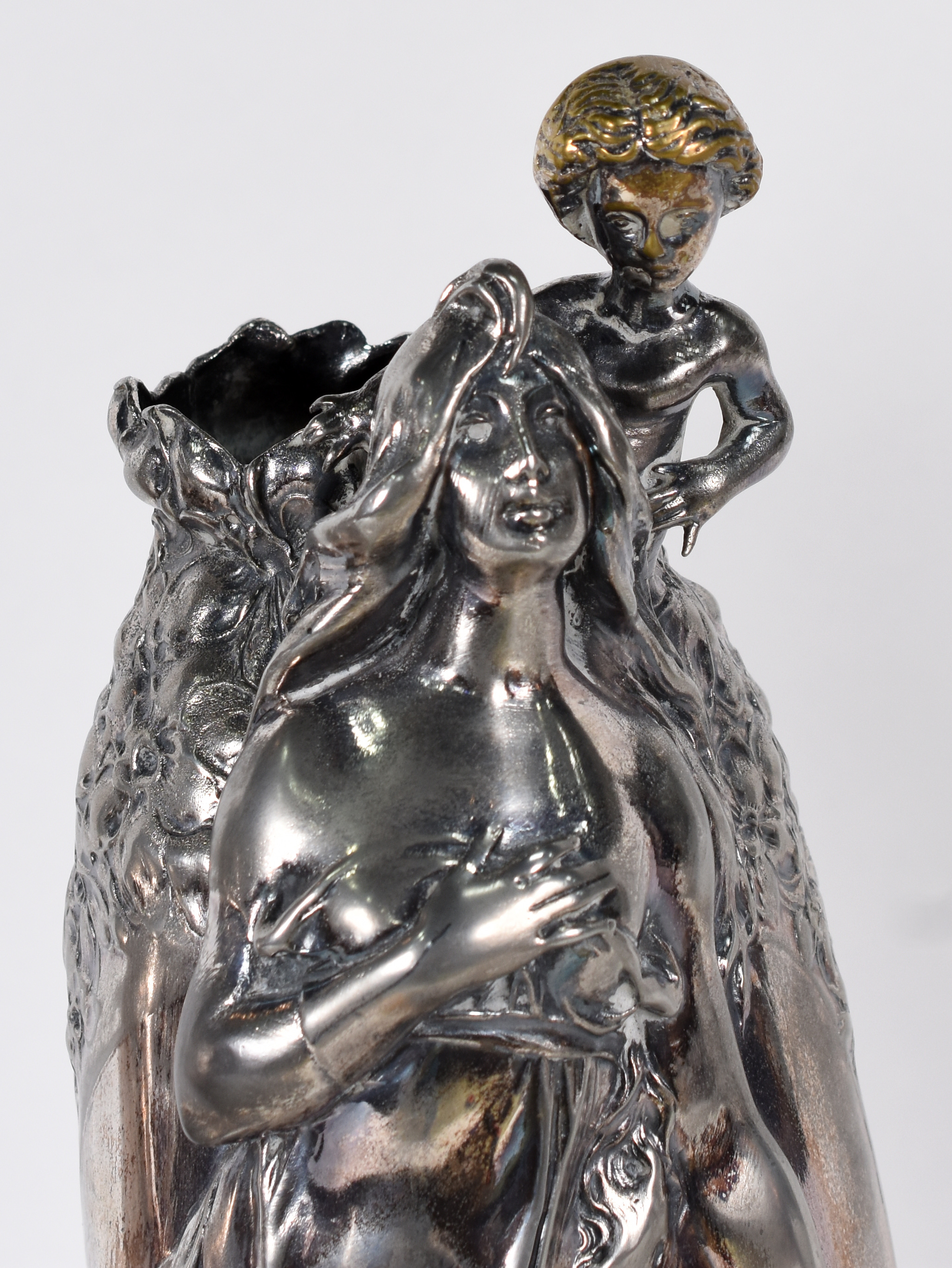 Par de grandes vasos Art Nouveau de pewter com figuras femininas e... - foto 3 de 5