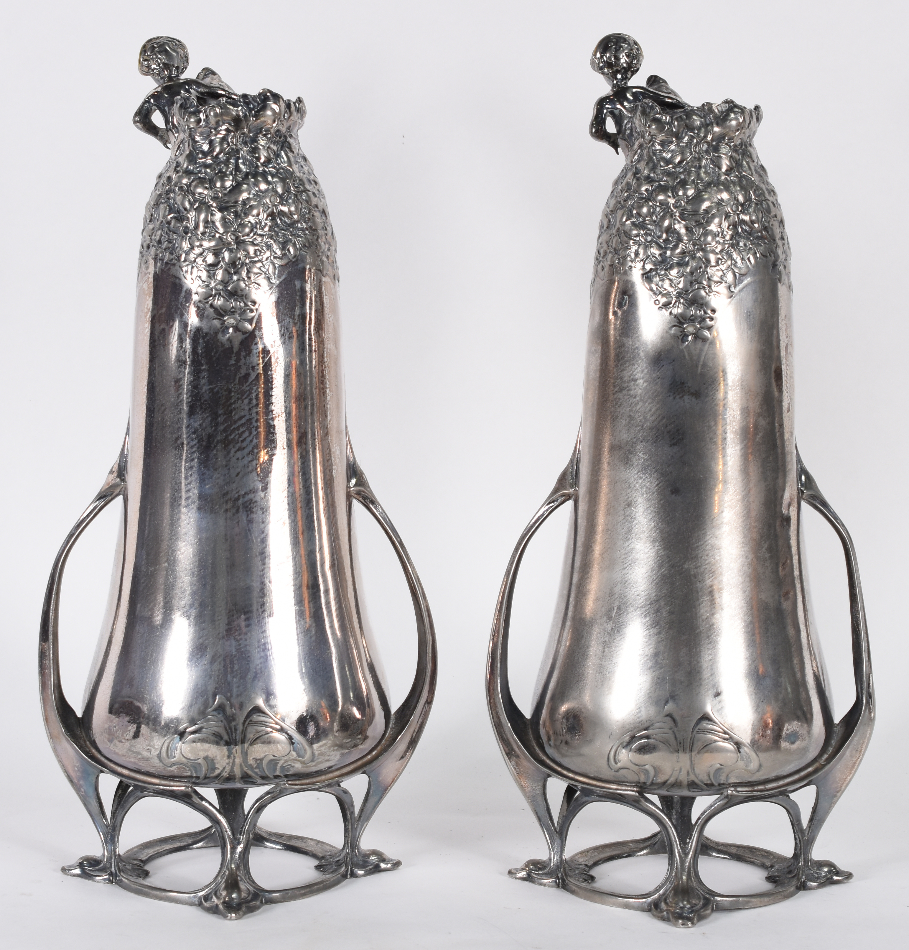Par de grandes vasos Art Nouveau de pewter com figuras femininas e... - foto 2 de 5