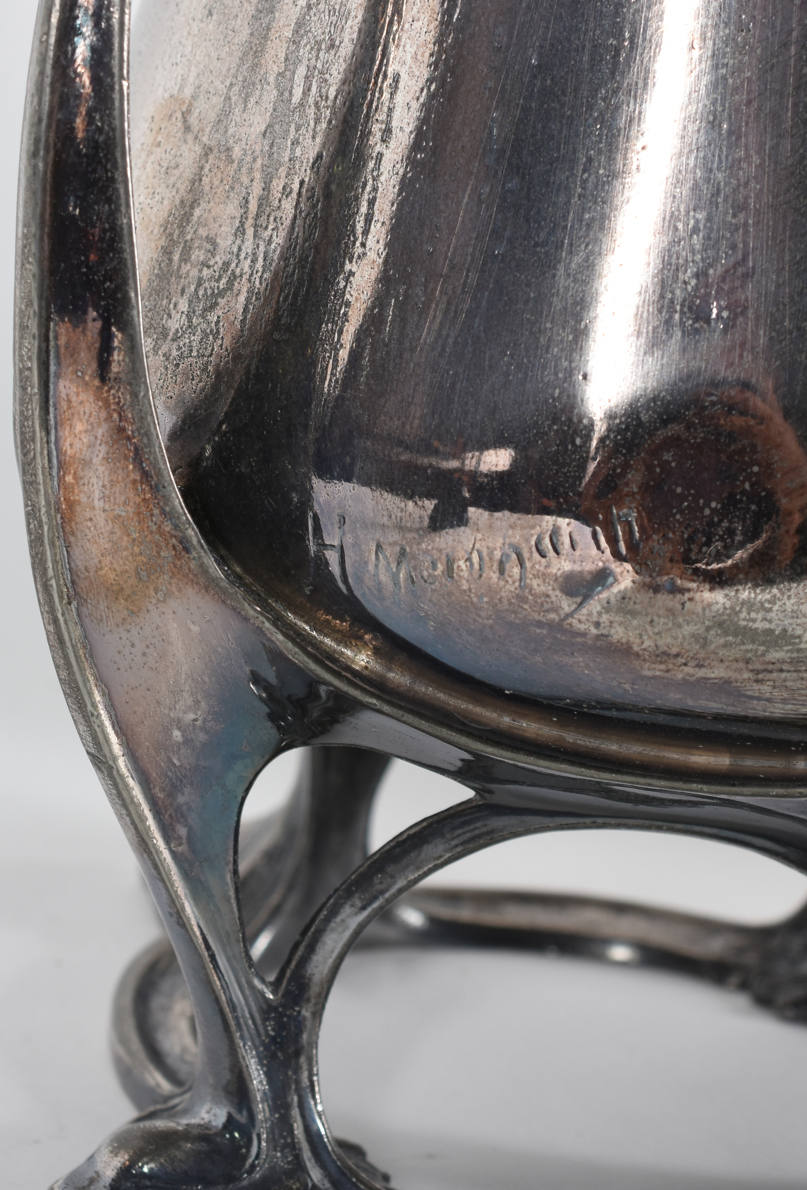 Par de grandes vasos Art Nouveau de pewter com figuras femininas e... - foto 4 de 5