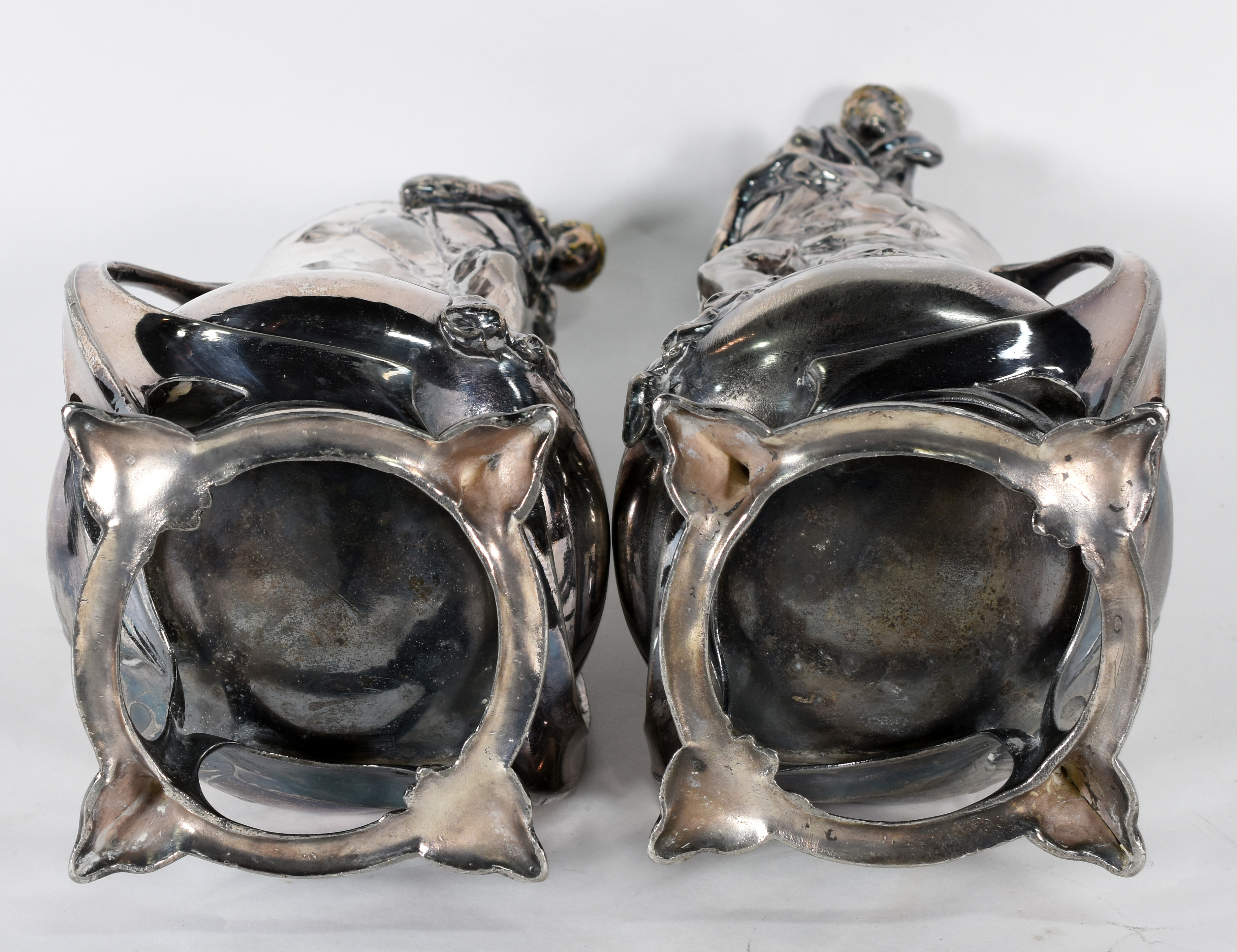 Par de grandes vasos Art Nouveau de pewter com figuras femininas e... - foto 5 de 5