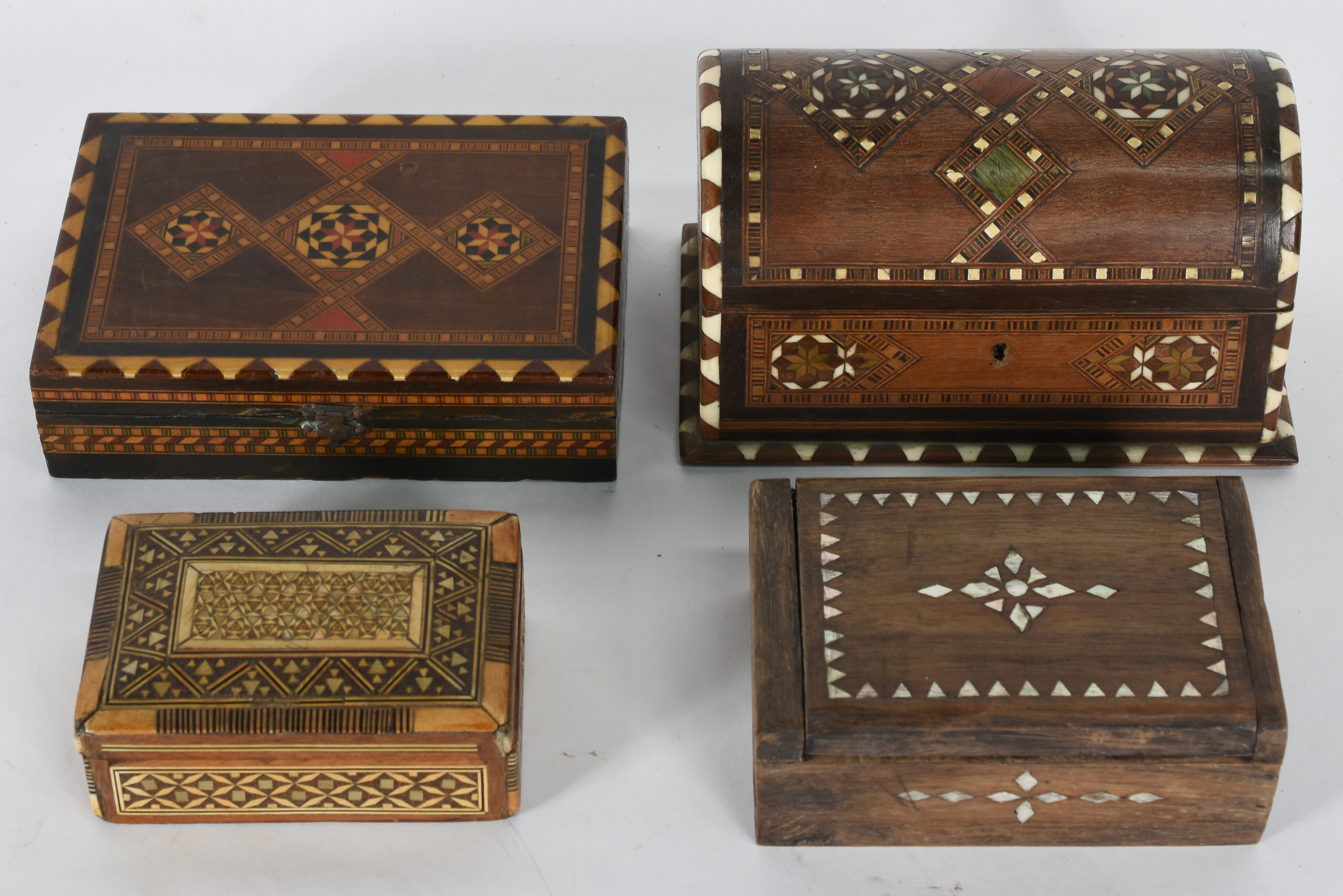 Quatro caixinhas porta jóias de madeira oriental com incrustações e... - foto 1 de 6