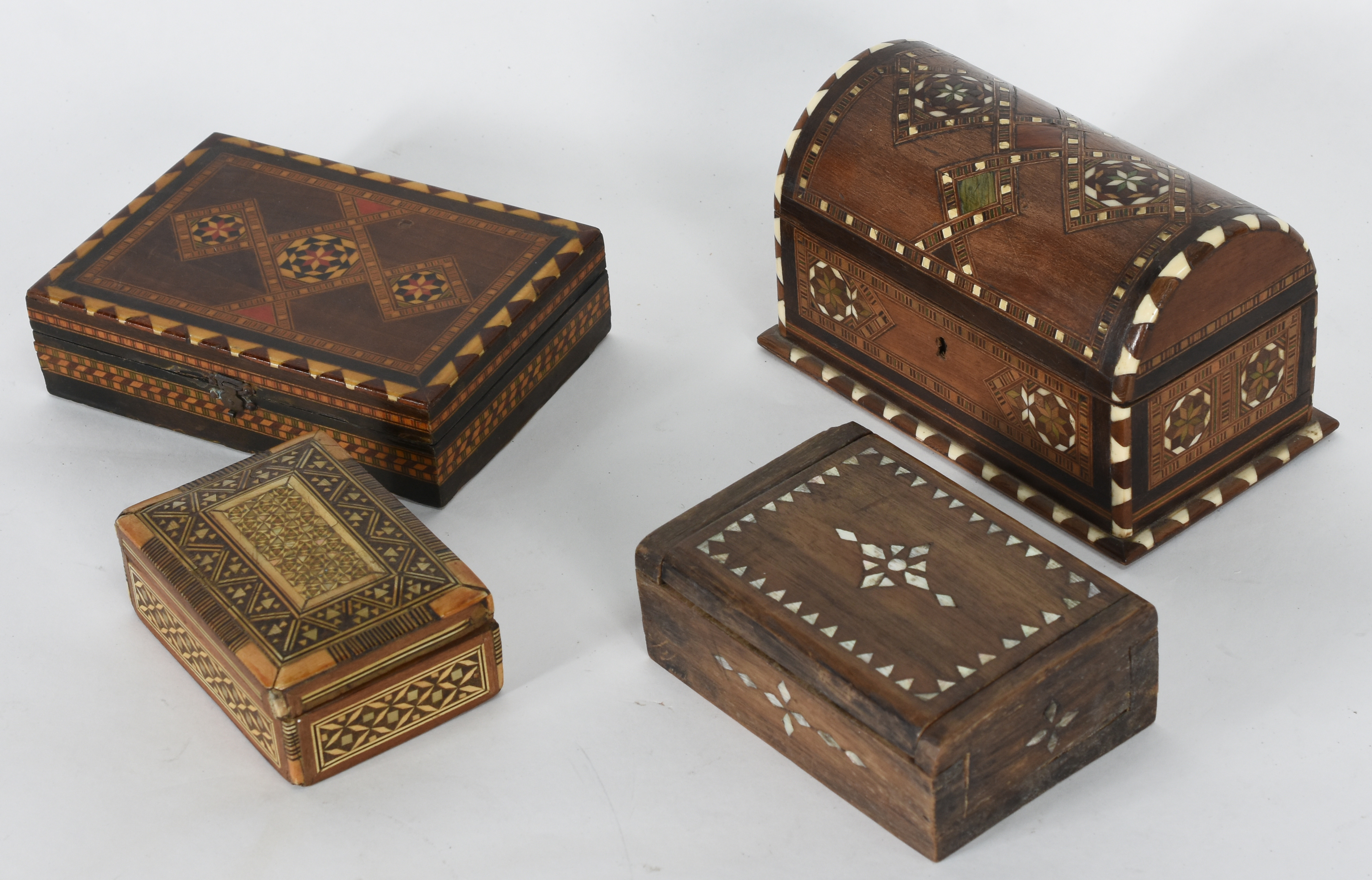 Quatro caixinhas porta jóias de madeira oriental com incrustações e... - foto 2 de 6
